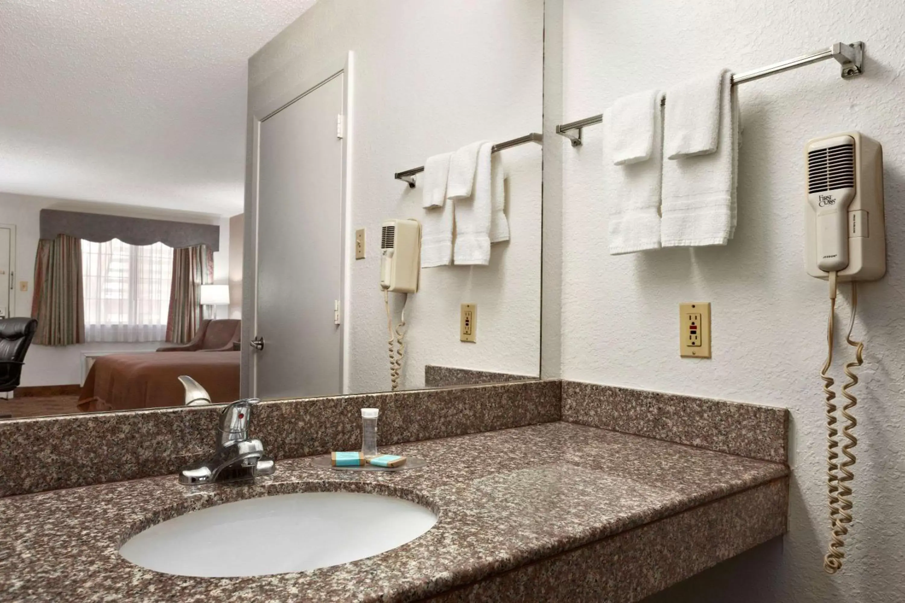 King Room - Disability Access Bathtub w/ Grab Bars/Non-Smoking in Travelodge by Wyndham Killeen/Fort Hood King Room - Disability Access Bathtub w/ Grab Bars/Non-Smoking in Travelodge by Wyndham Killeen/Fort Hood