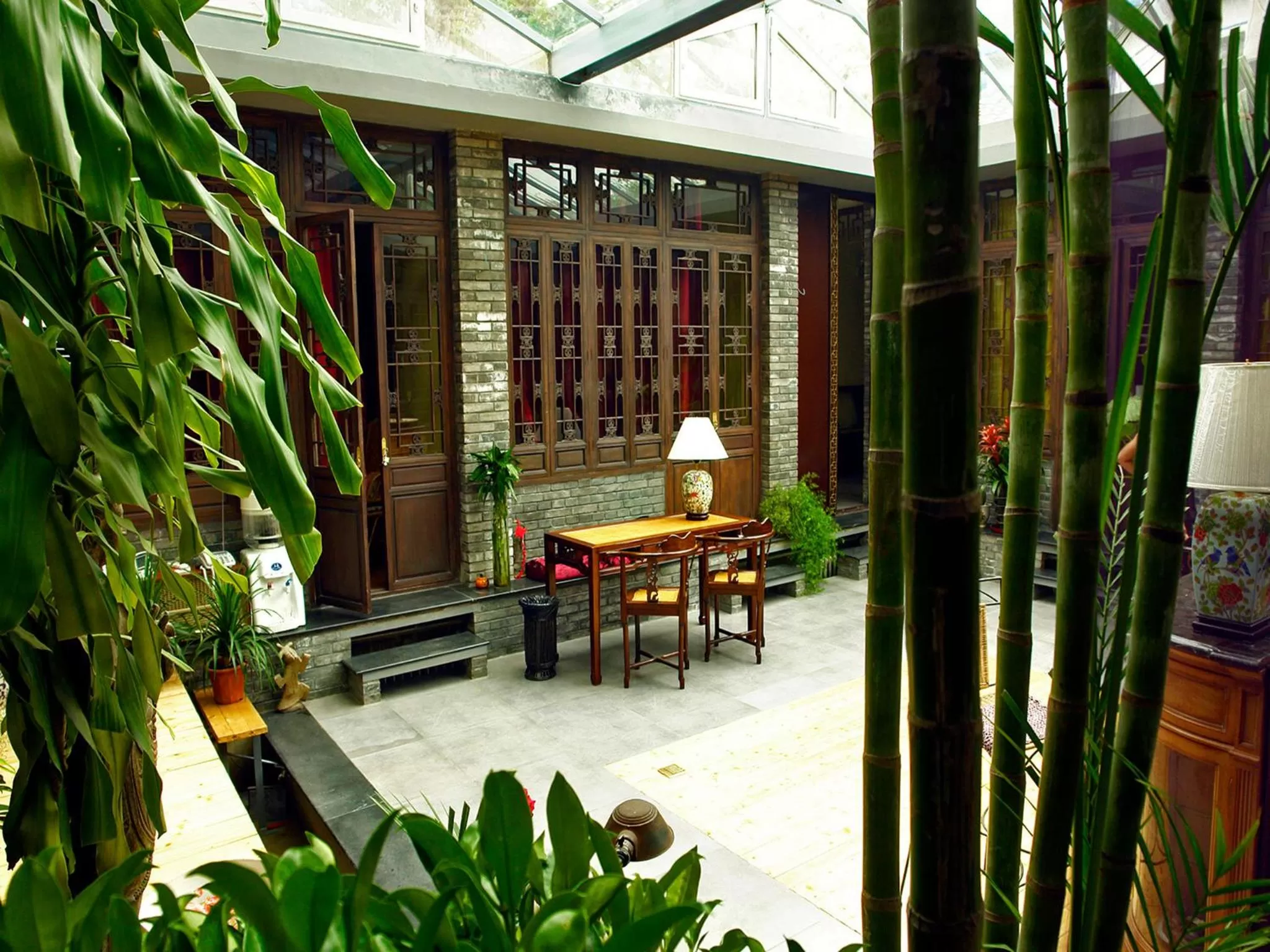 Lounge or bar, Patio/Outdoor Area in Kelly‘s Courtyard Hotel