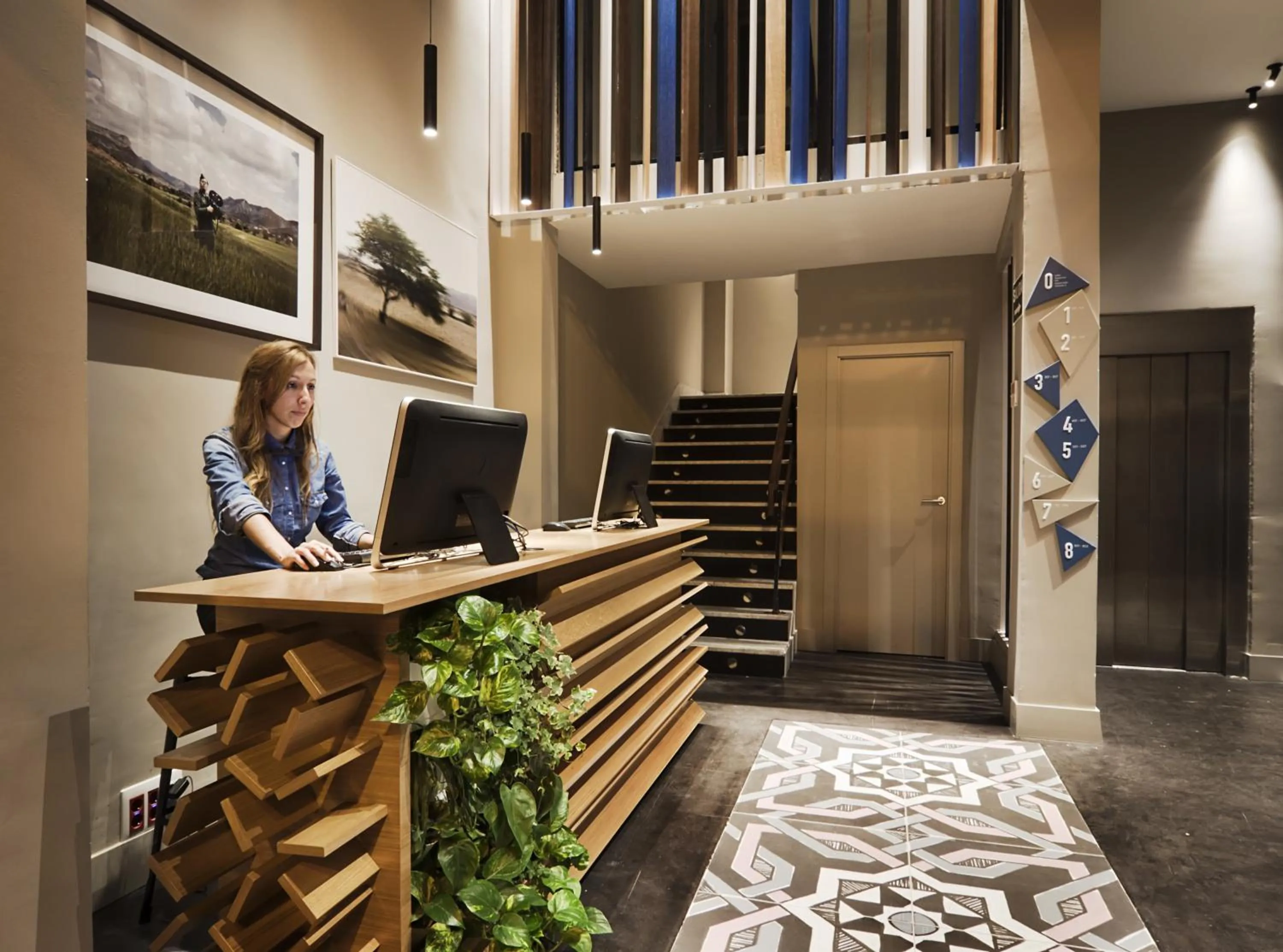 Staff in One Shot Colón