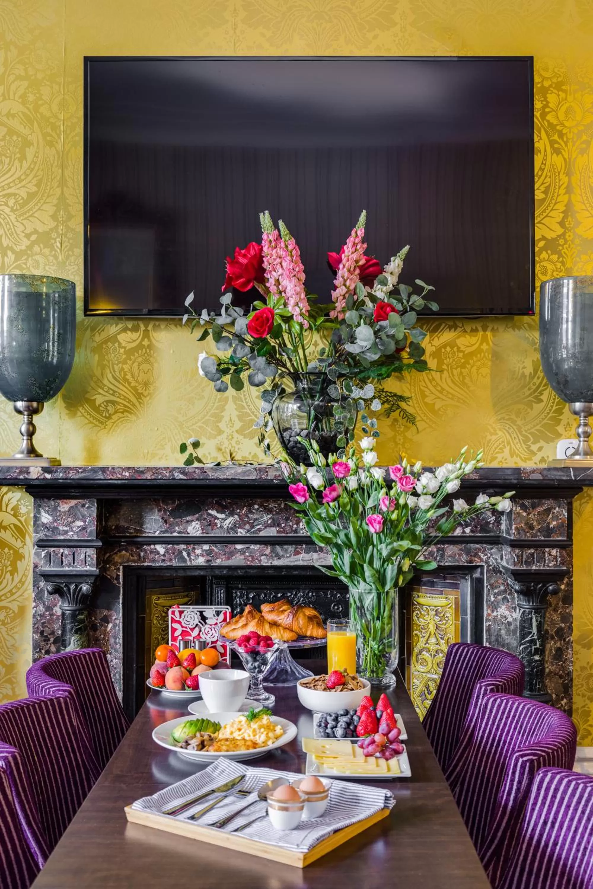 Restaurant/places to eat in 1 Lexham Gardens Hotel