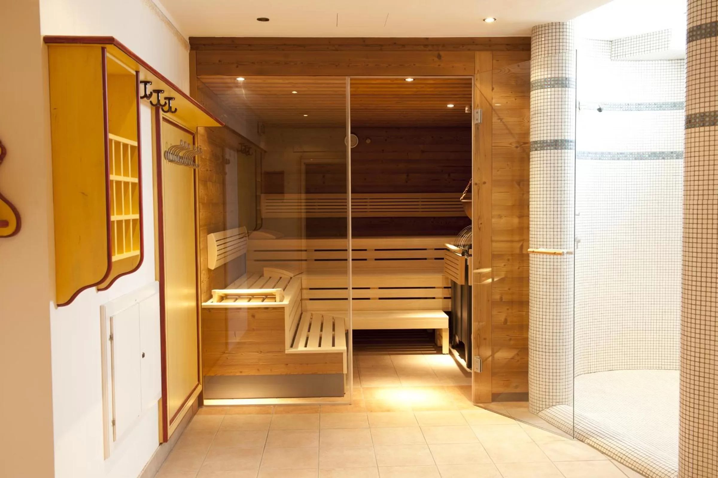 Sauna, Bed in Alpenhotel Tirolerhof