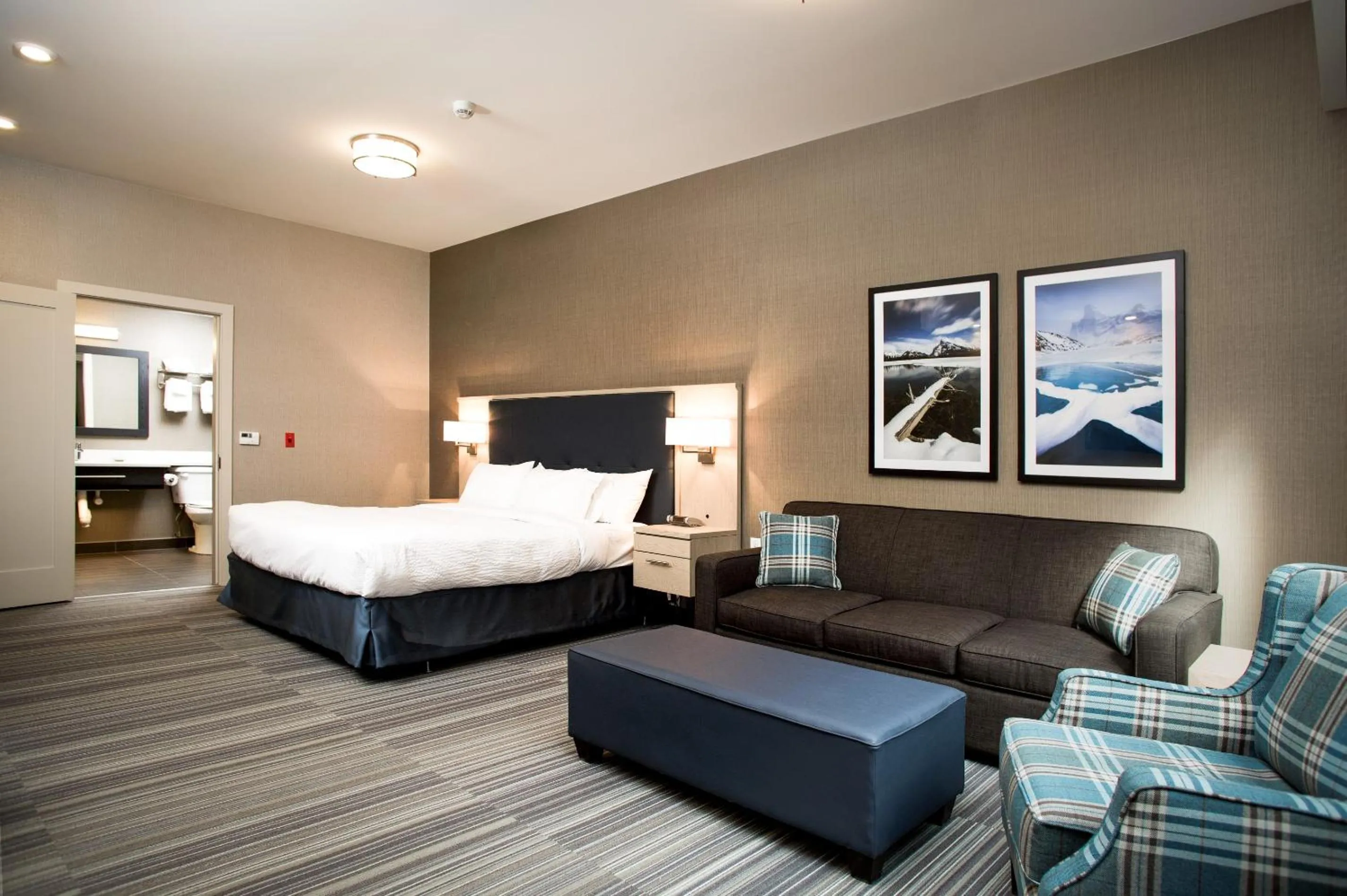 Photo of the whole room, Bed in Mountaineer Lodge