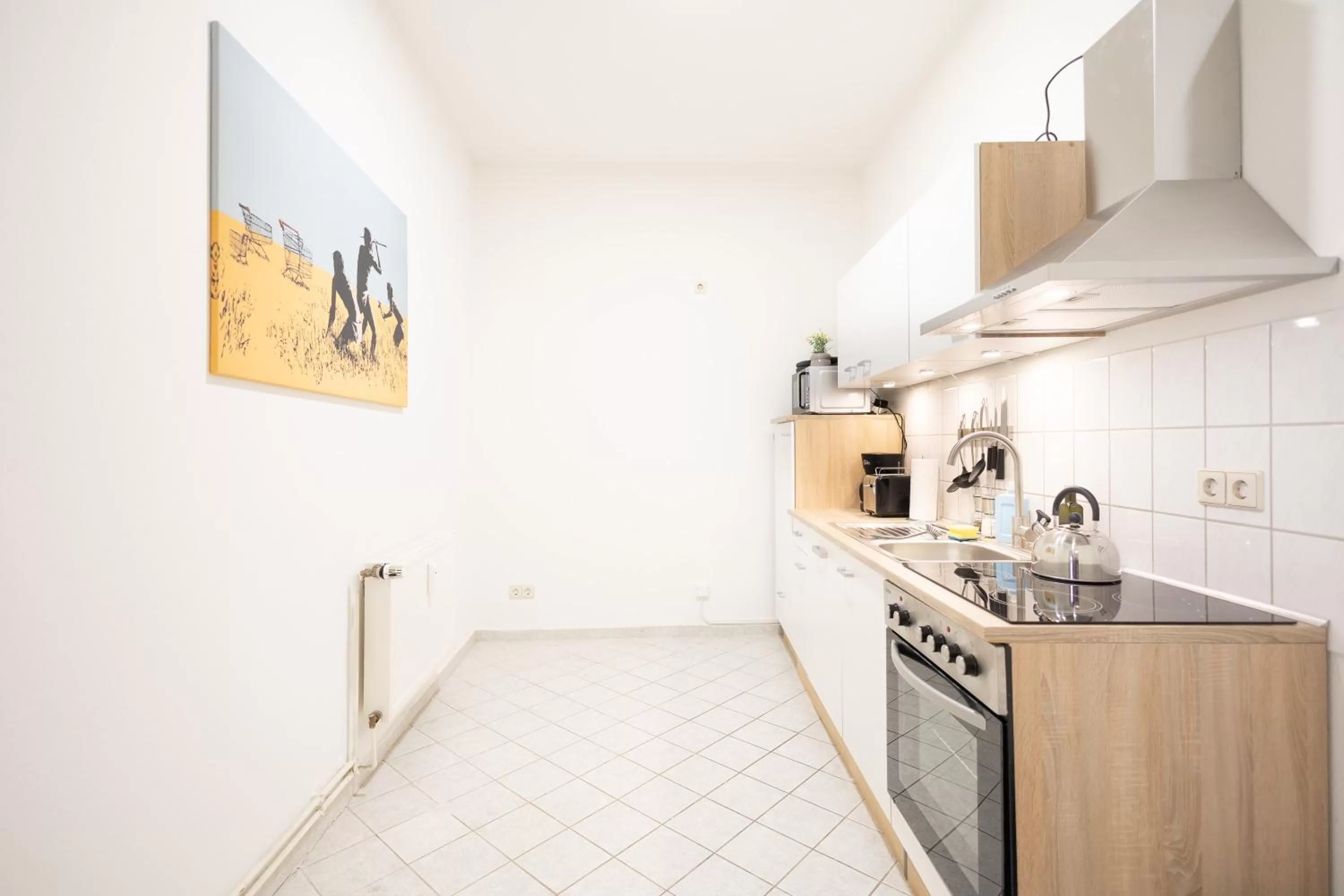 Kitchen or kitchenette, Kitchen/Kitchenette in Ko-Living Space an der Oper - Street Art Design Apartments