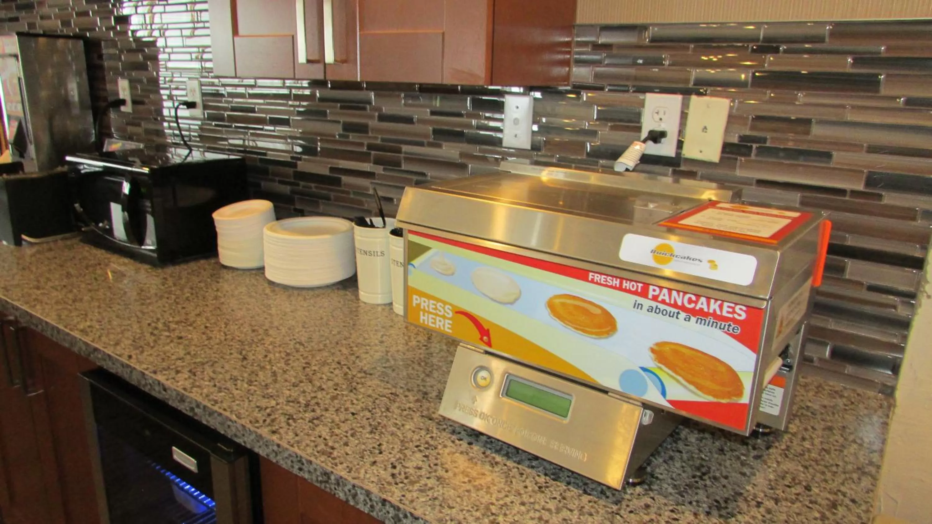 Dining area in Days Inn & Suites by Wyndham Brooks