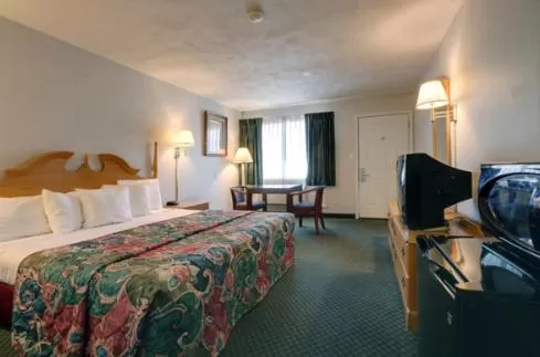 Decorative detail, Bed in Americas Best Value Inn Uvalde