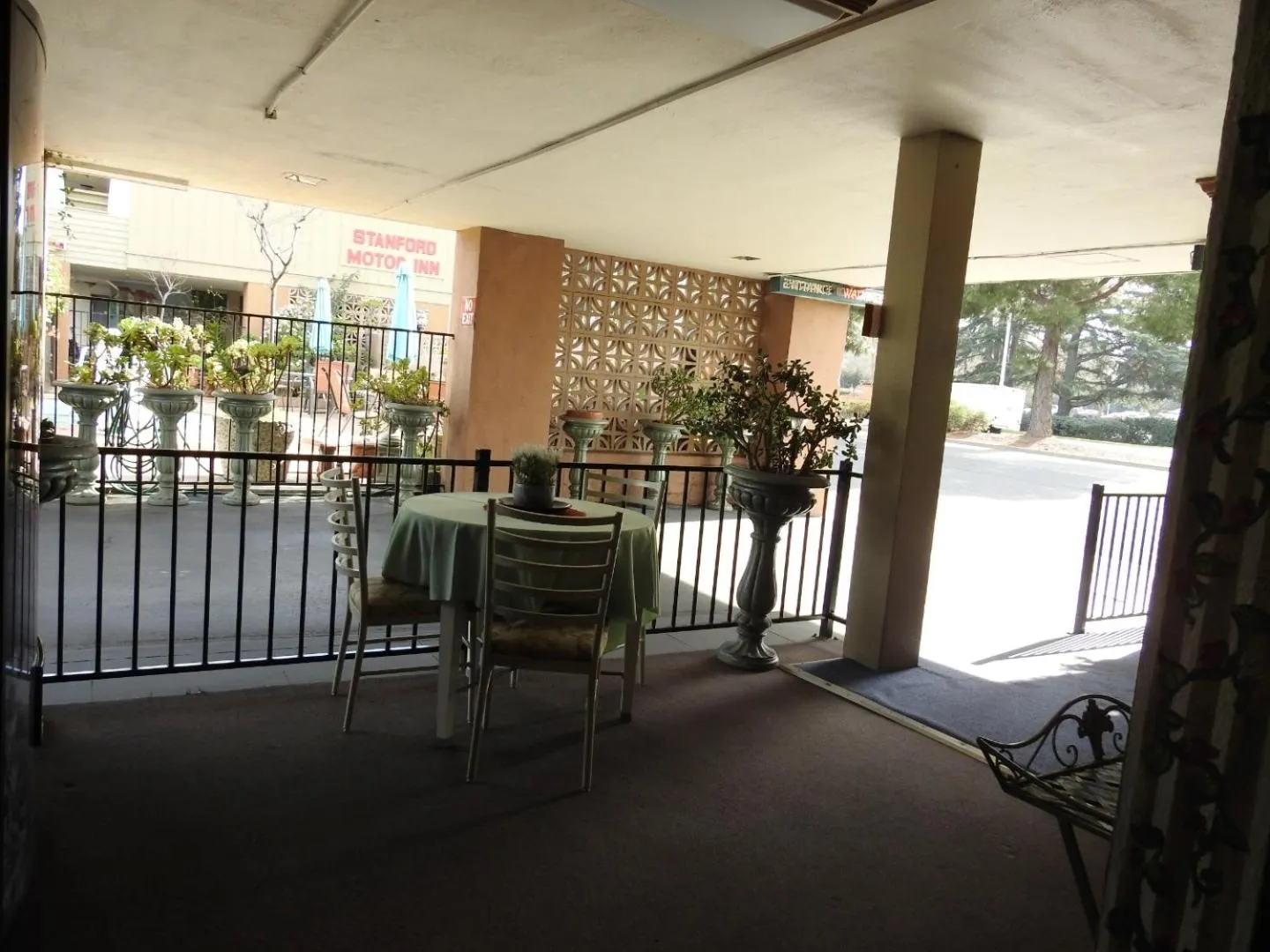 Area and facilities in Stanford Motor Inn