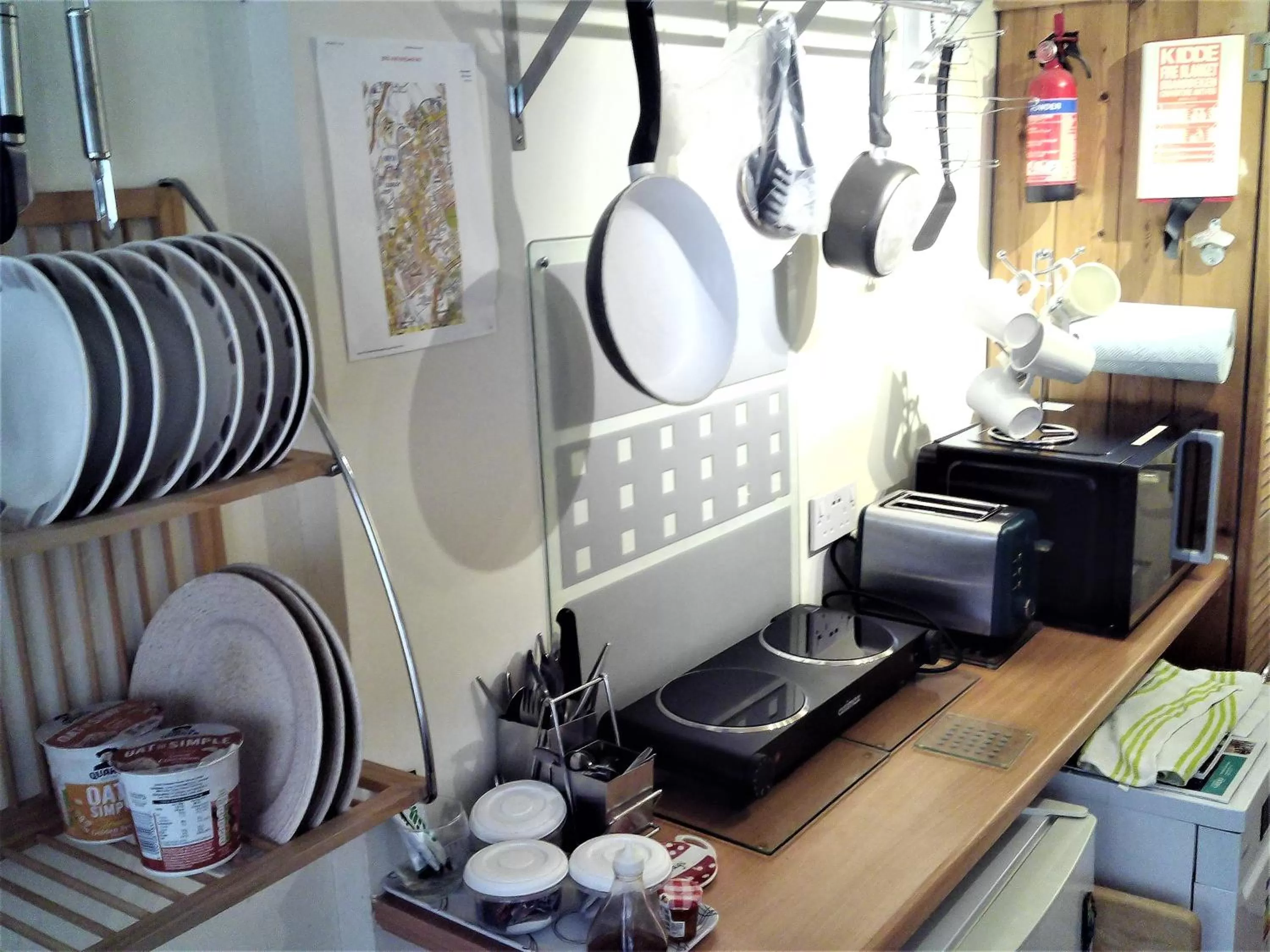 Coffee/tea facilities, Kitchen/Kitchenette in Mike & Carolyn Ball B&B