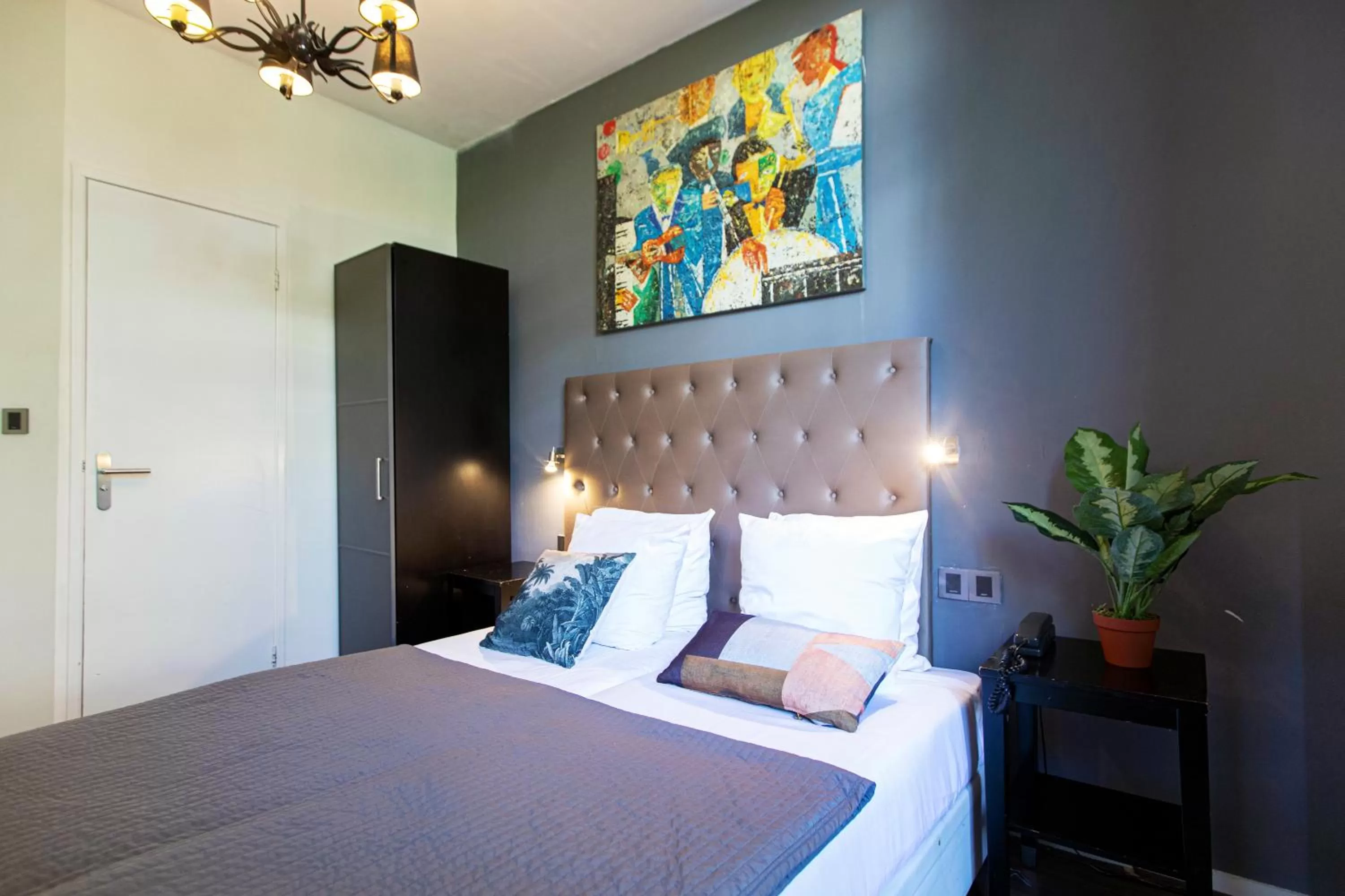 Bed in Quentin England Hotel