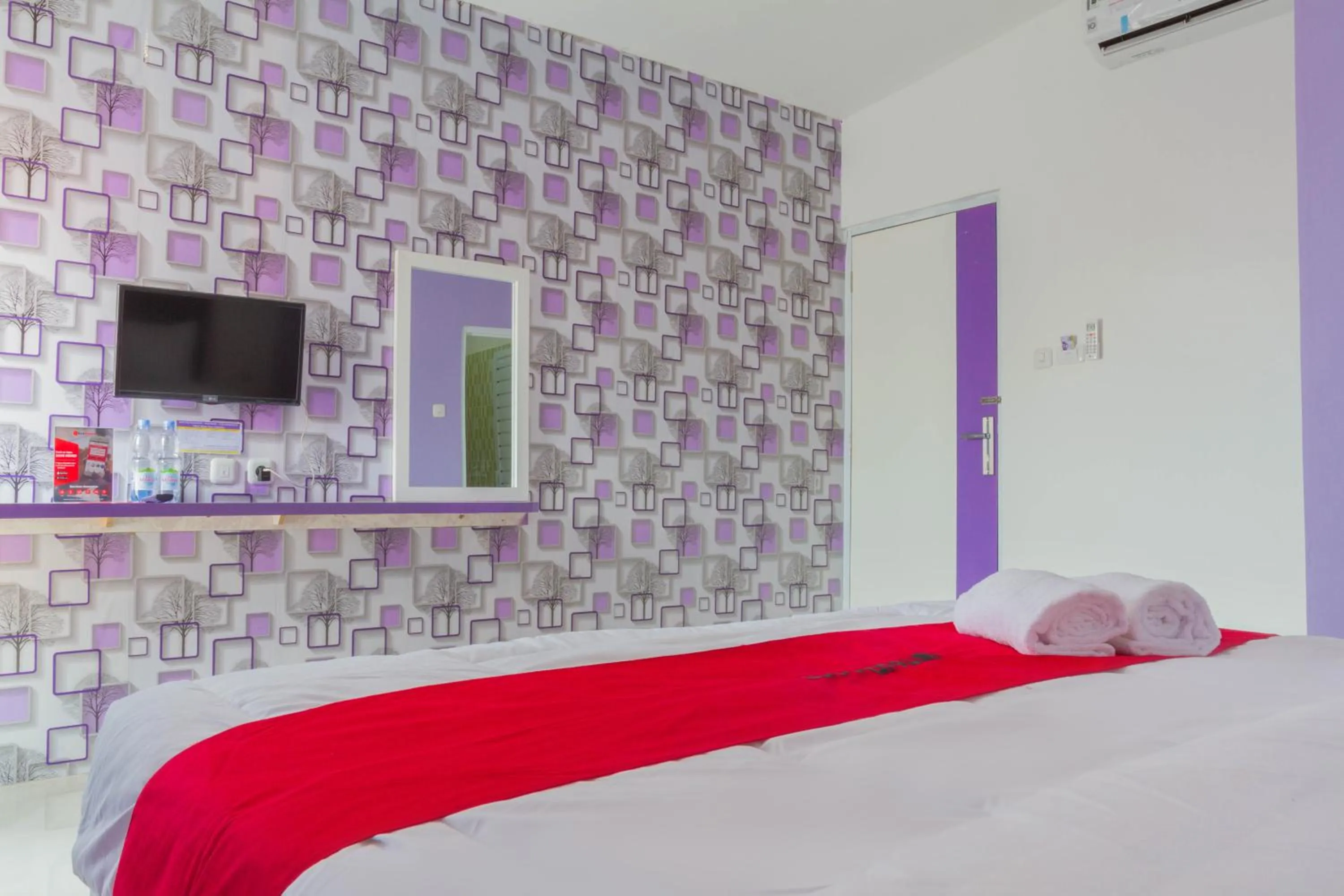 Bedroom, Bed in RedDoorz Plus @ Tuparev Cirebon 2