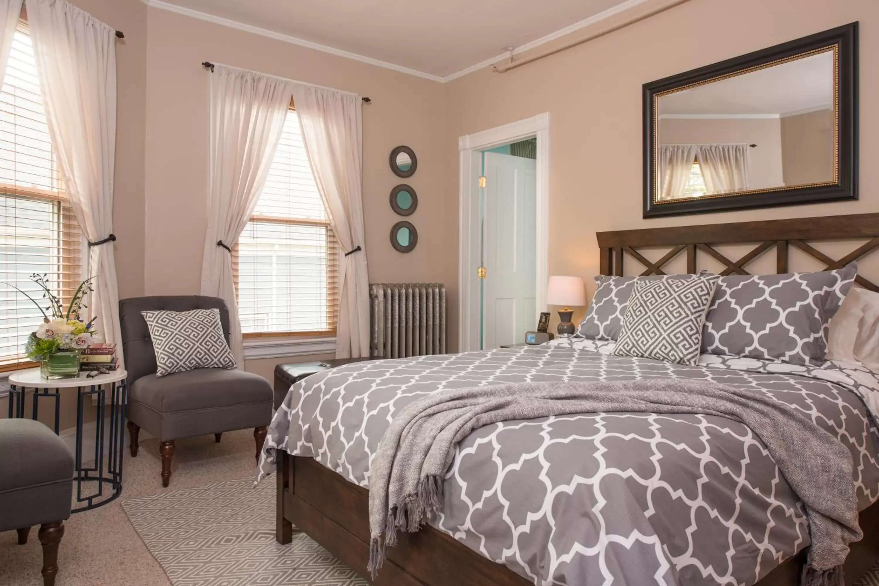 Superior Queen Room (The Longfellow) in The Chadwick Bed and Breakfast Superior Queen Room (The Longfellow) in The Chadwick Bed and Breakfast