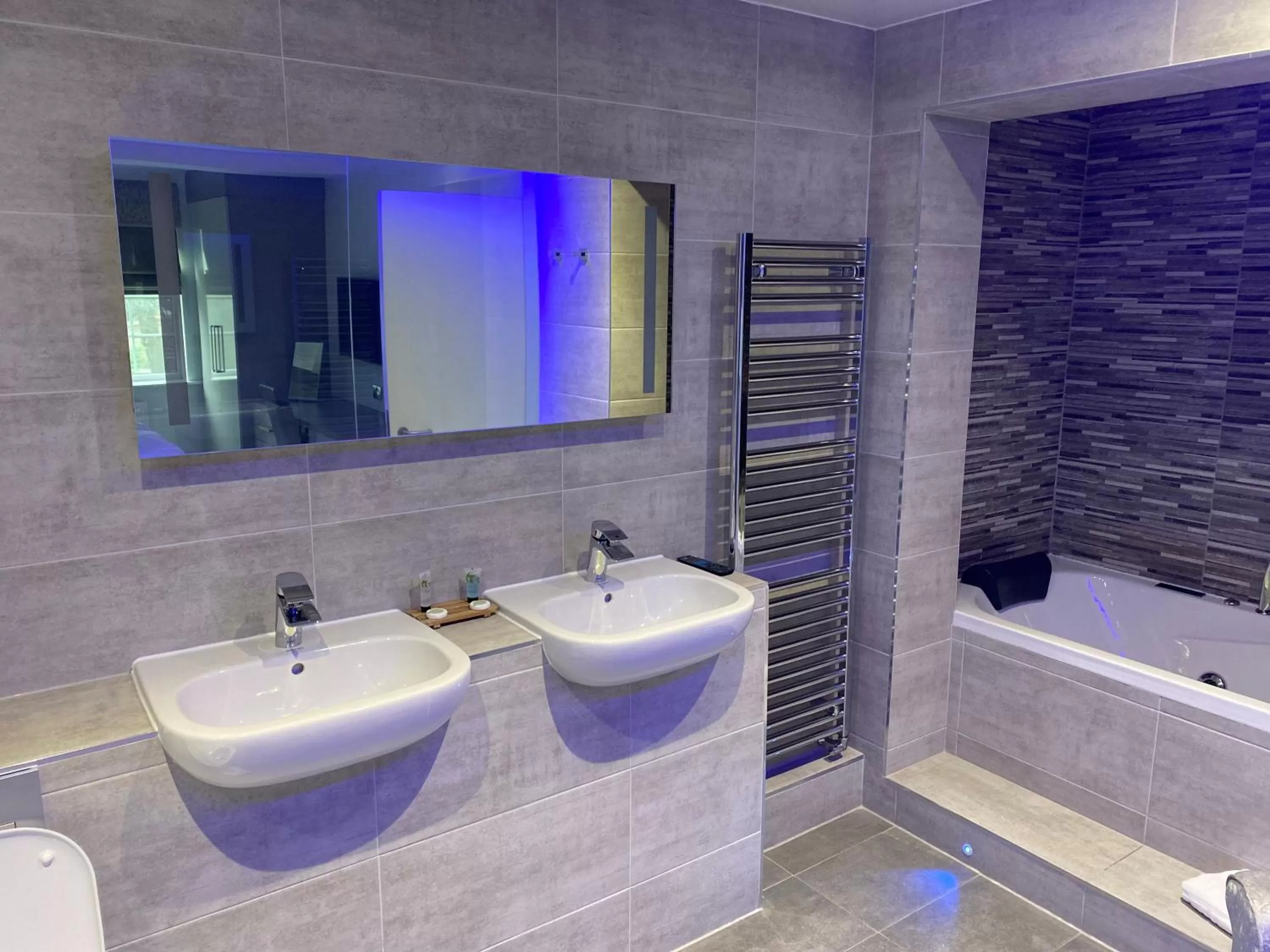 Shower in The Avenue Hotel Ltd