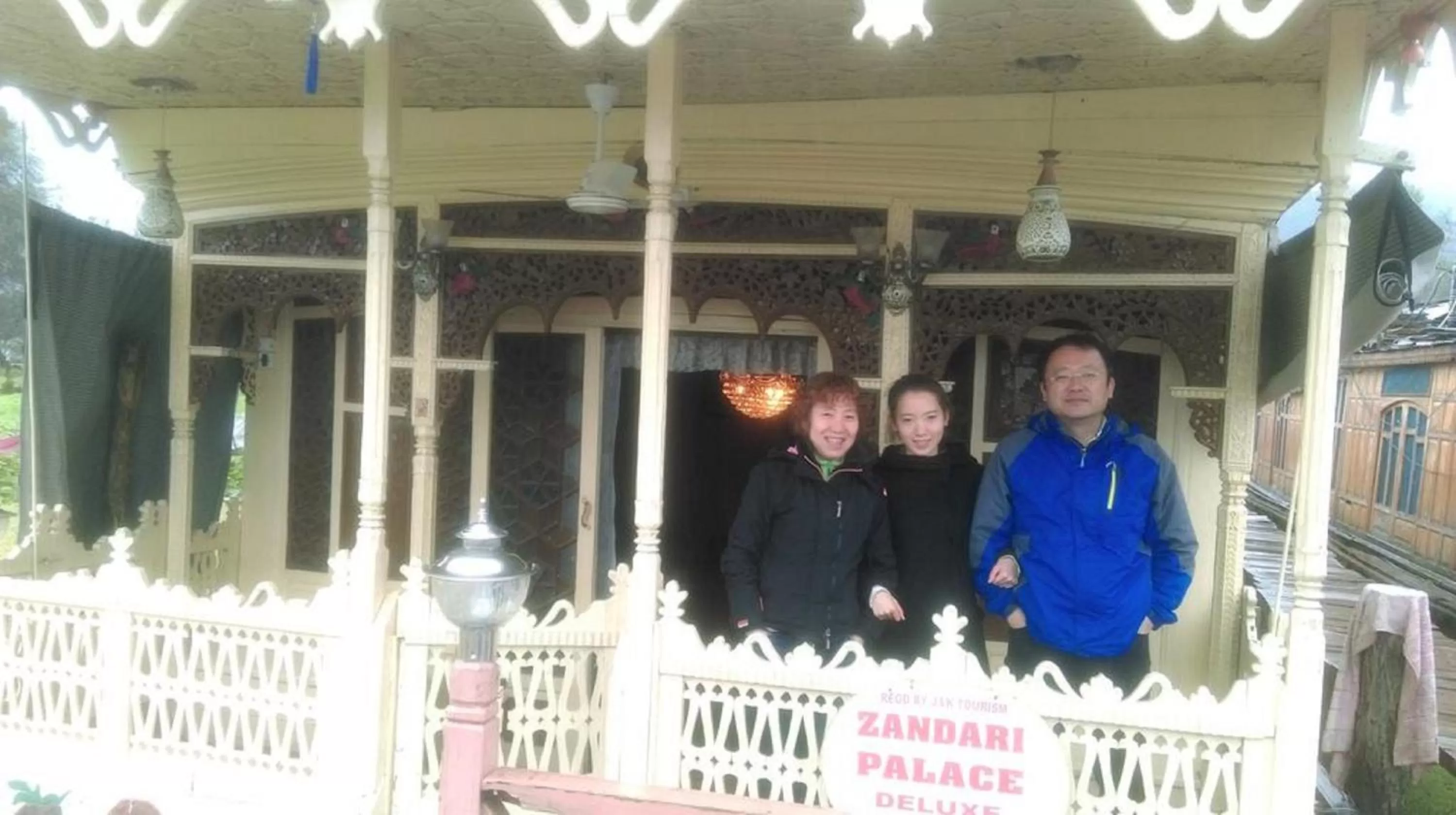 People in Houseboat Zaindari Palace