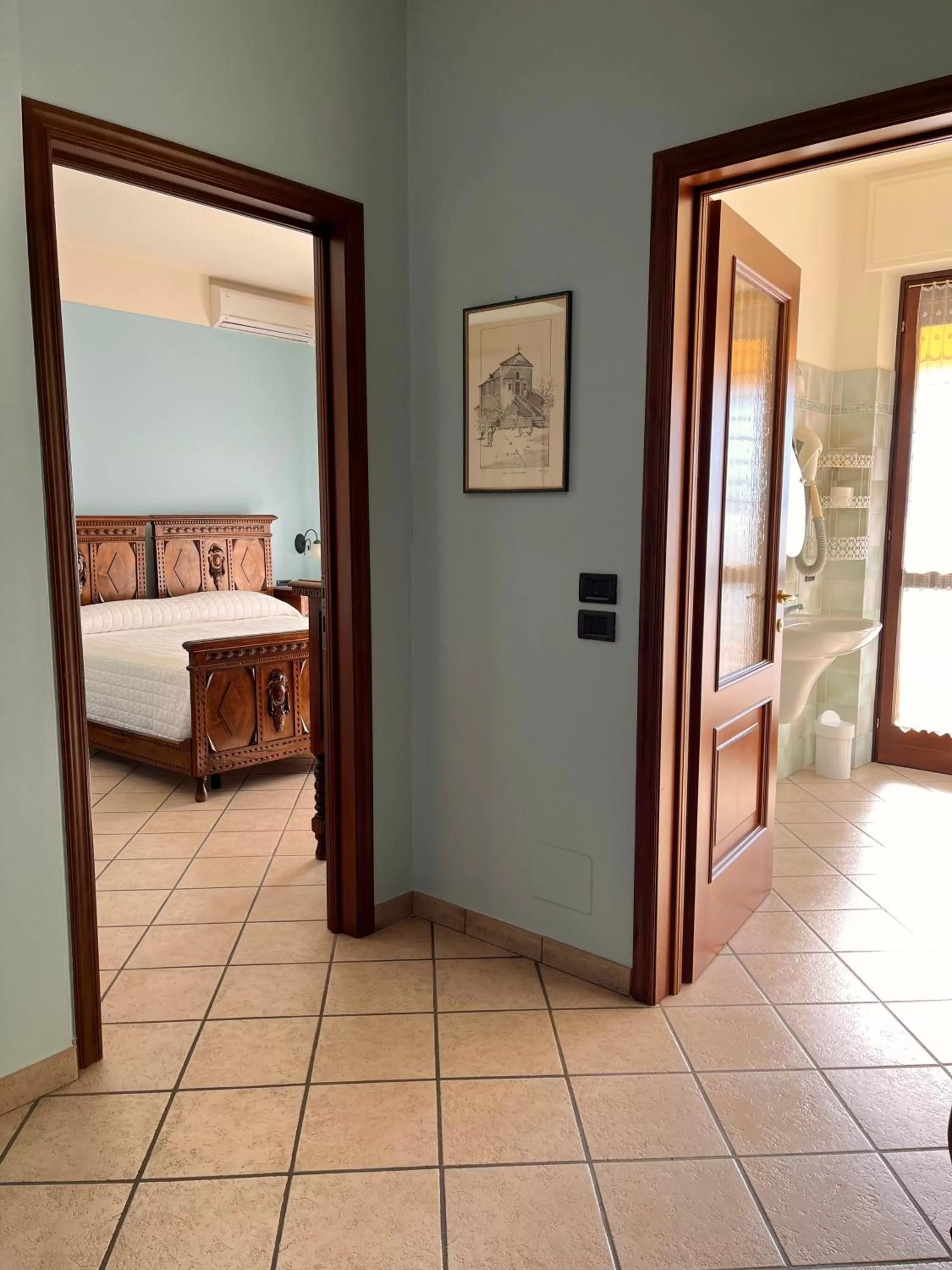 Photo of the whole room, Bed in Belvedere Bike Hotel