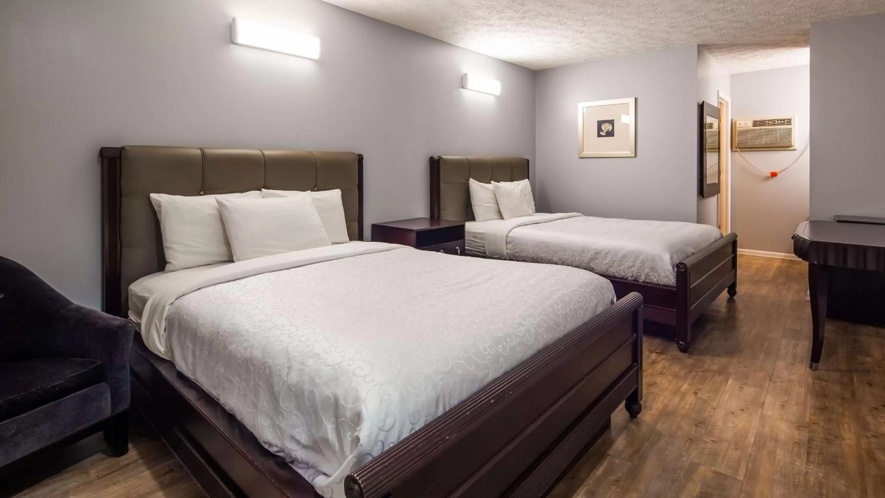 Photo of the whole room, Bed in Apple Valley Inn Pigeon Forge