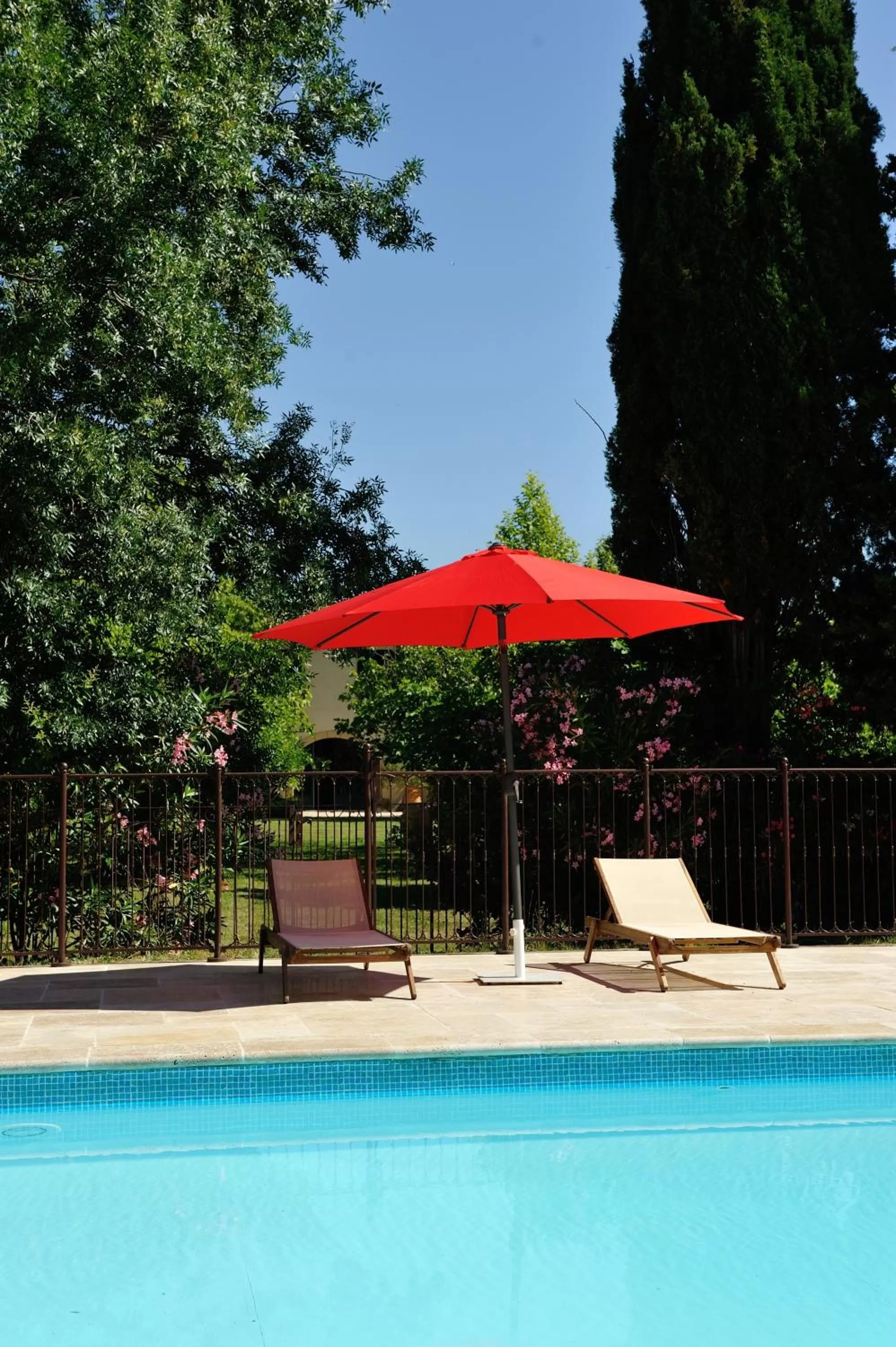 Swimming pool in Chambres d'Hotes Domaine des Machottes