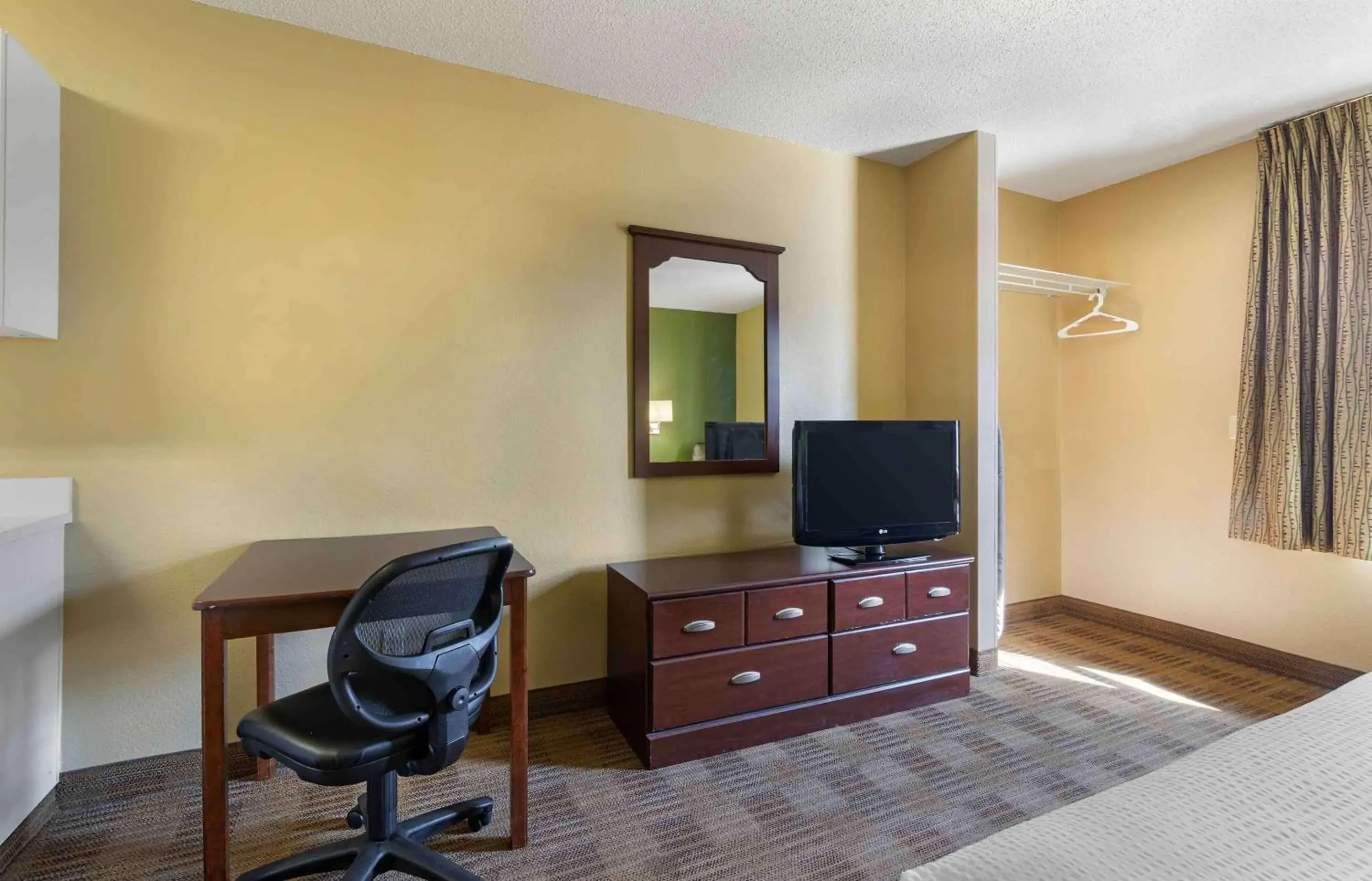 Queen studio with 1 Queen Bed - Disability Access/Non-Smoking in Extended Stay America Suites - Savannah - Midtown Queen studio with 1 Queen Bed - Disability Access/Non-Smoking in Extended Stay America Suites - Savannah - Midtown