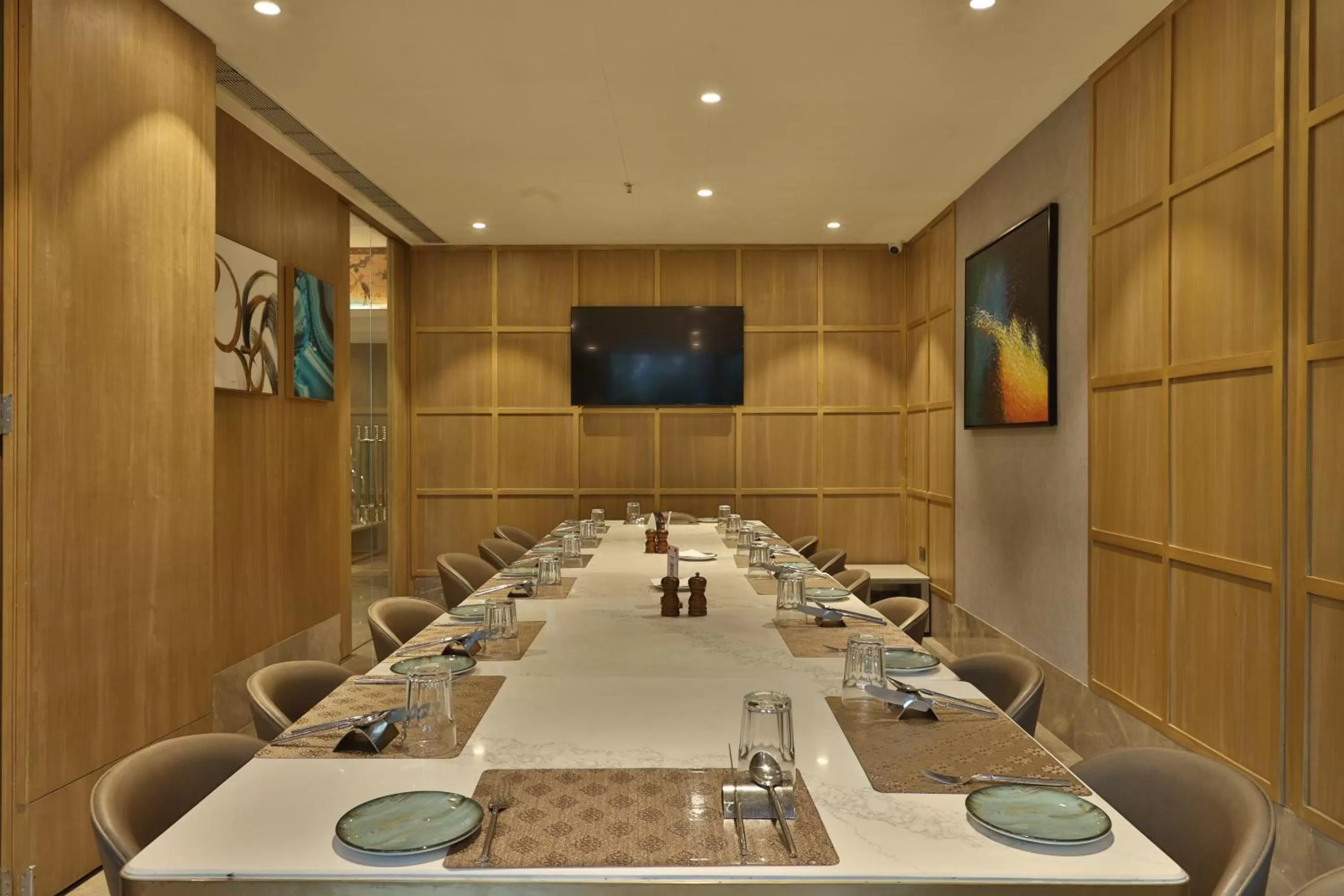 Restaurant/places to eat in Express Inn The Business Luxury Hotel