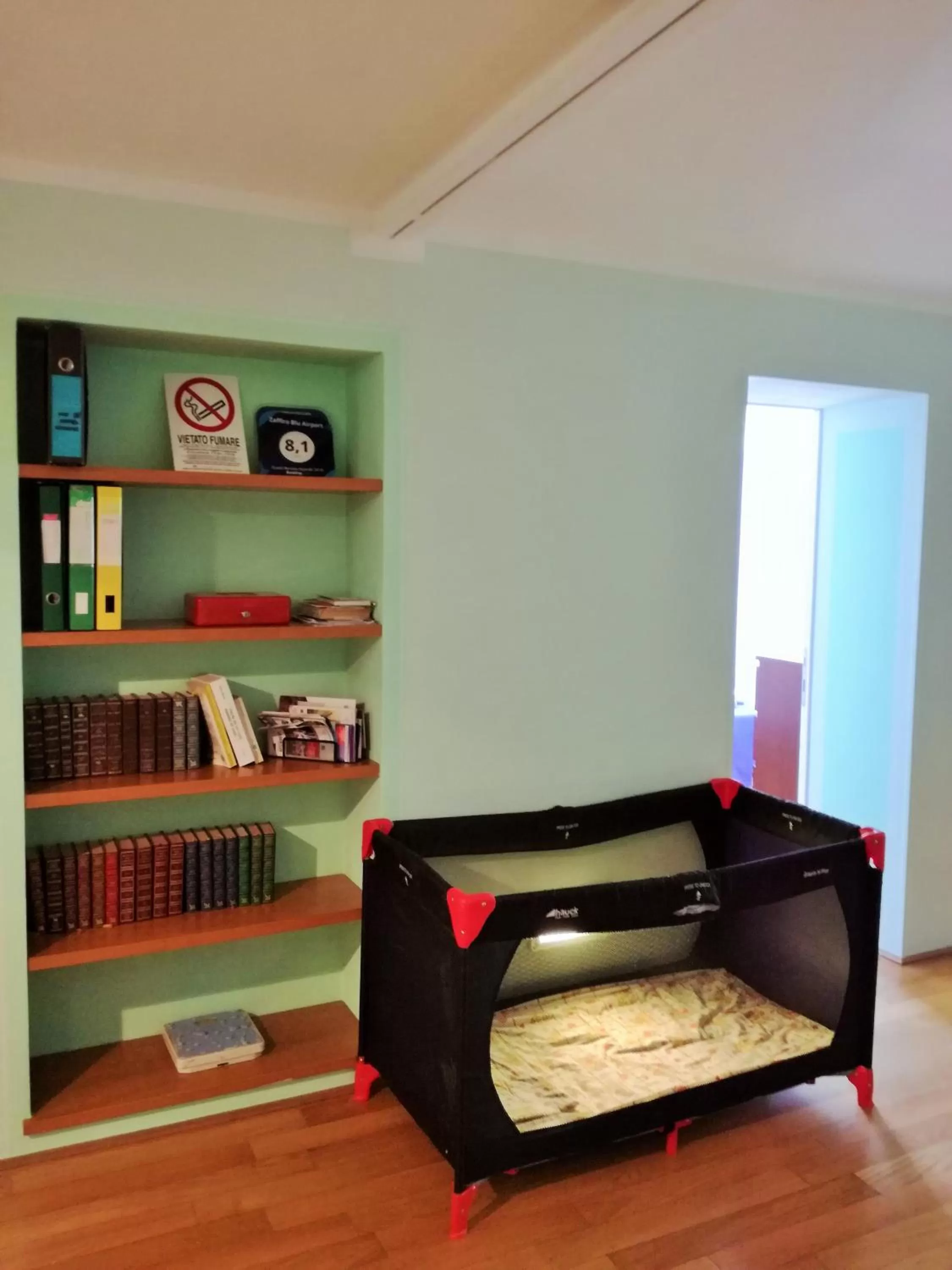 cot, Bed in Zaffiro Blu Airport