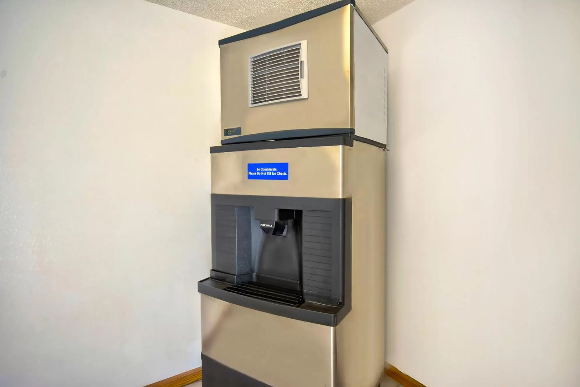 vending machine in Motel 6-Grand Rivers, KY