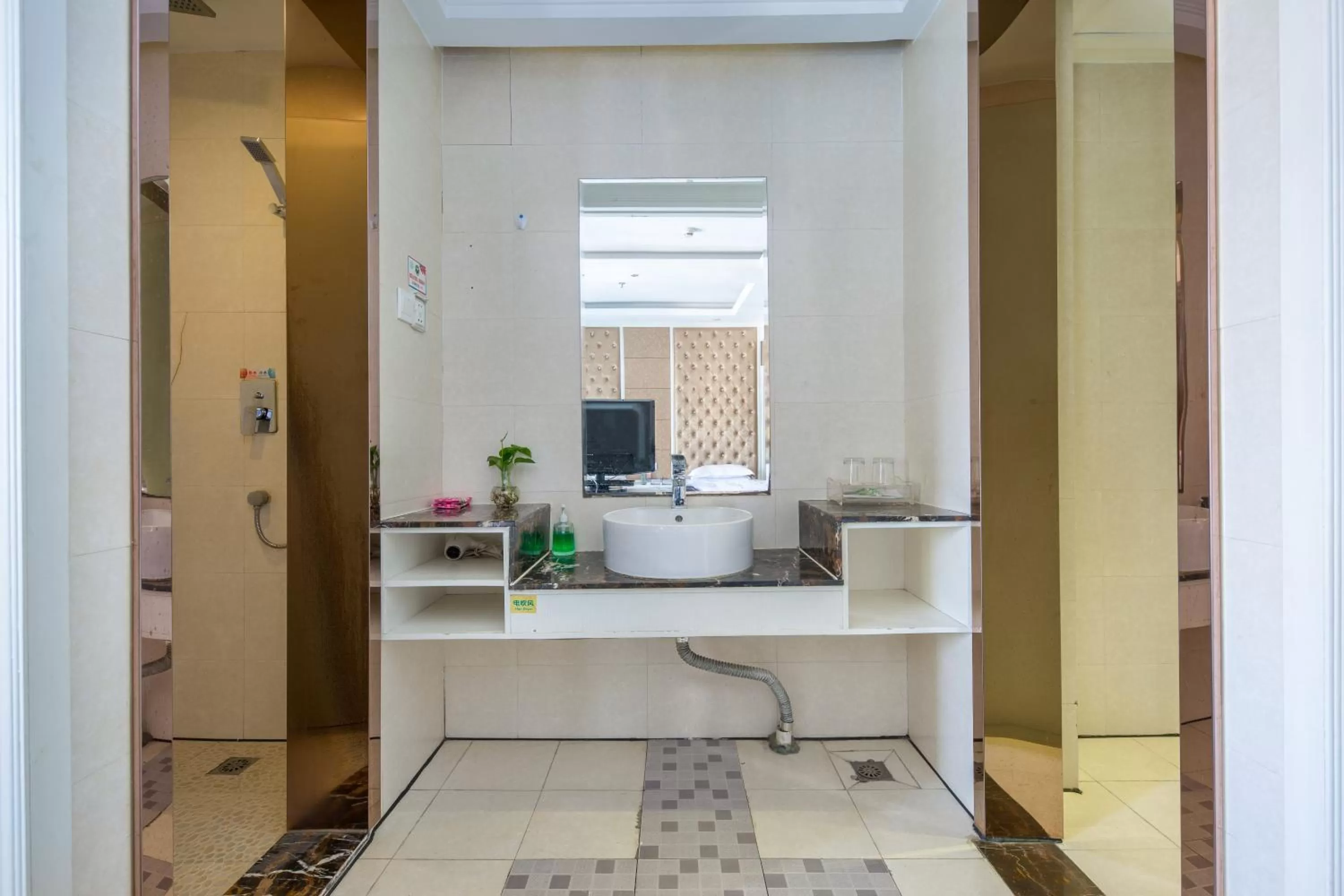 Property building, Bathroom in Lingshang Hotel