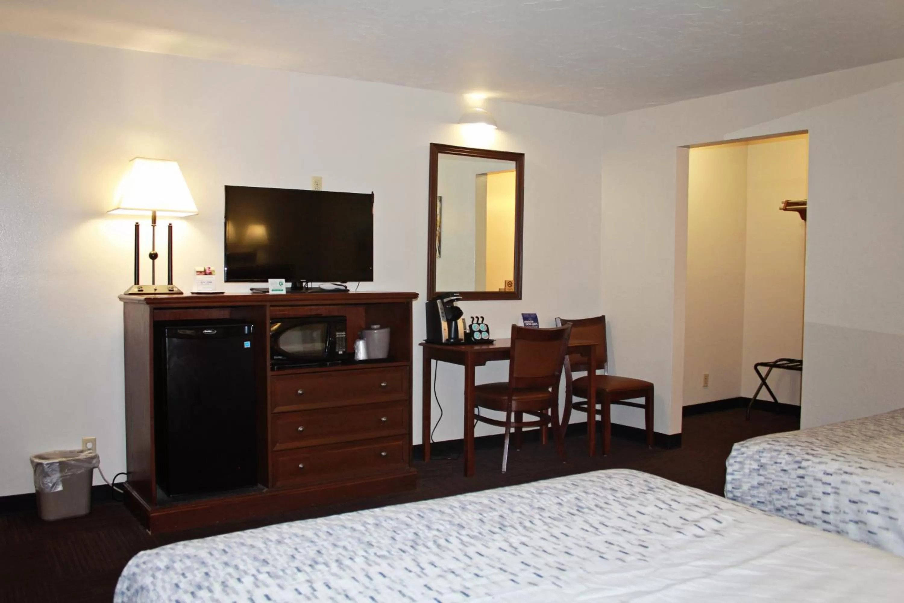 Photo of the whole room, Bed in Bowen Motel