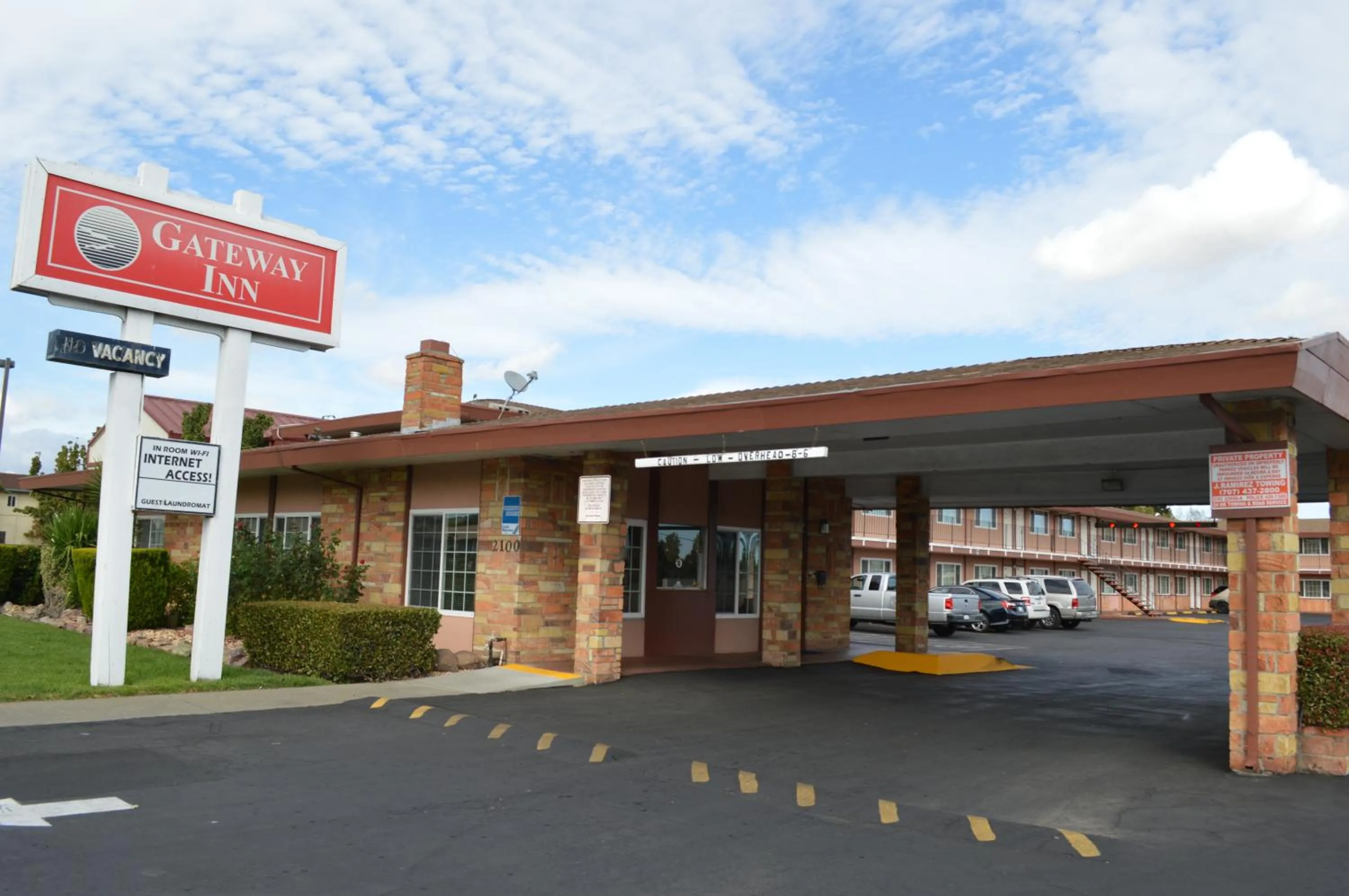 Facade/entrance in Gateway Inn Fairfield