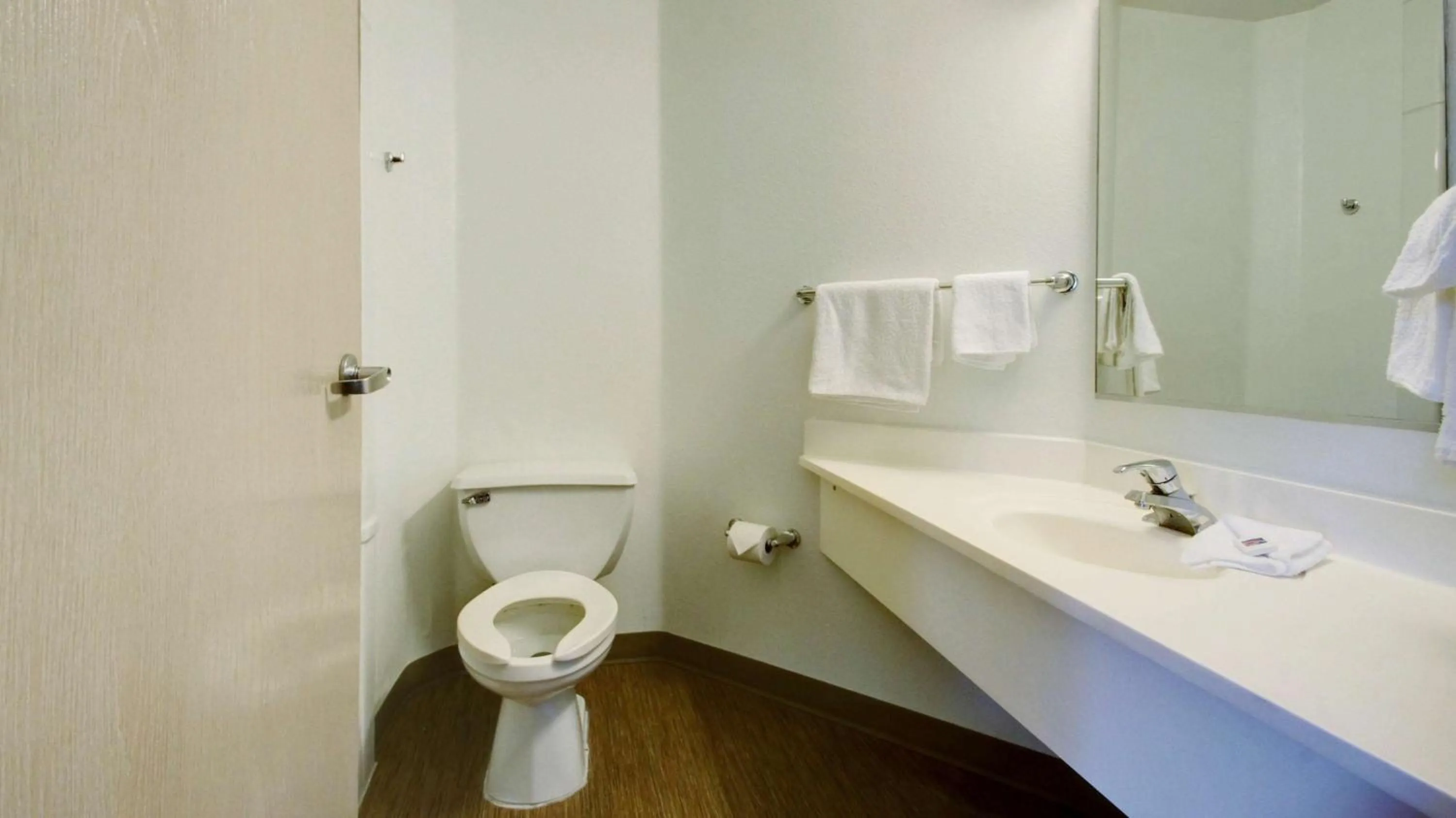 Bedroom in Motel 6 Lehi, UT - Thanksgiving Point