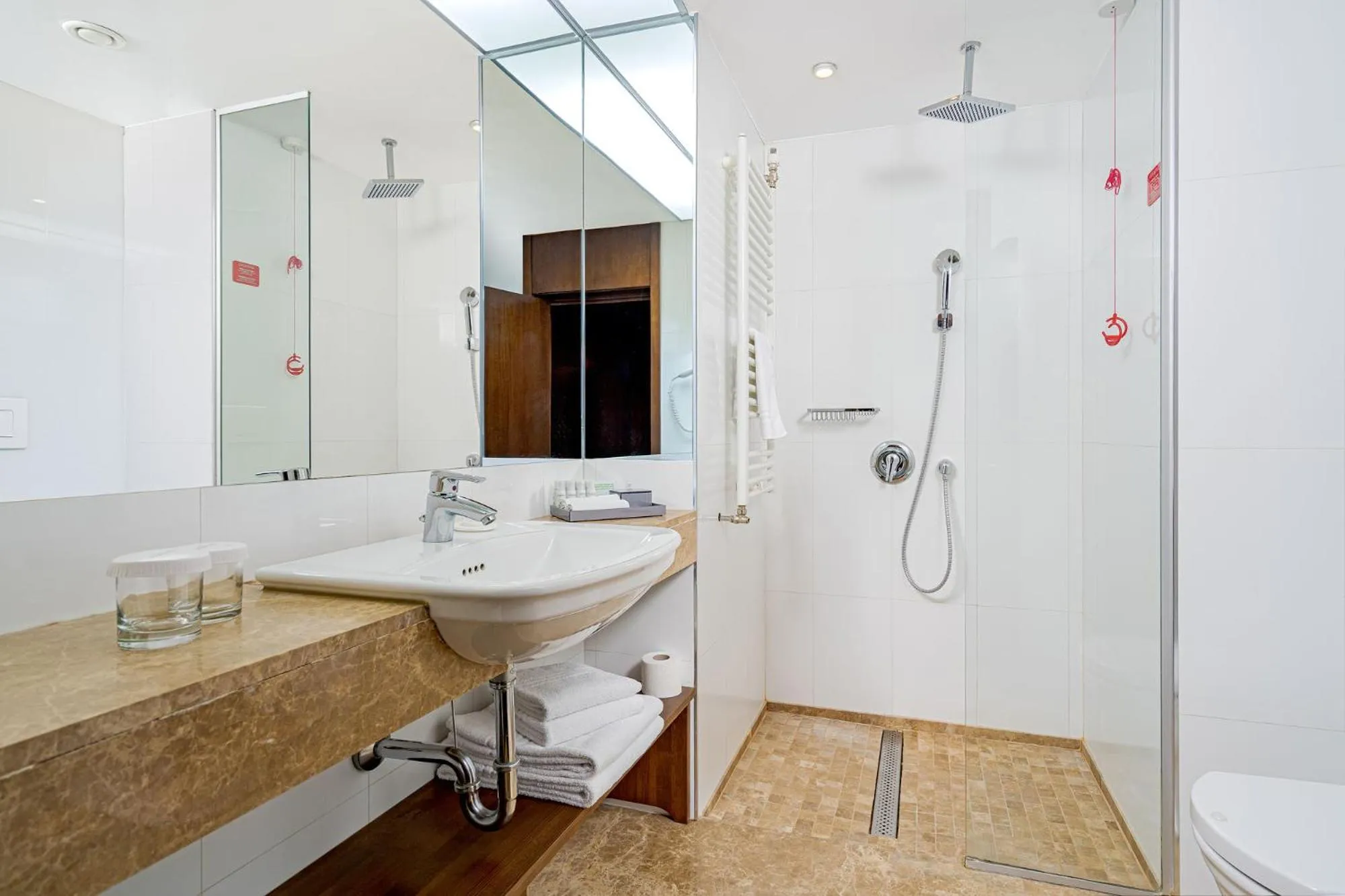 Shower in Hotel International