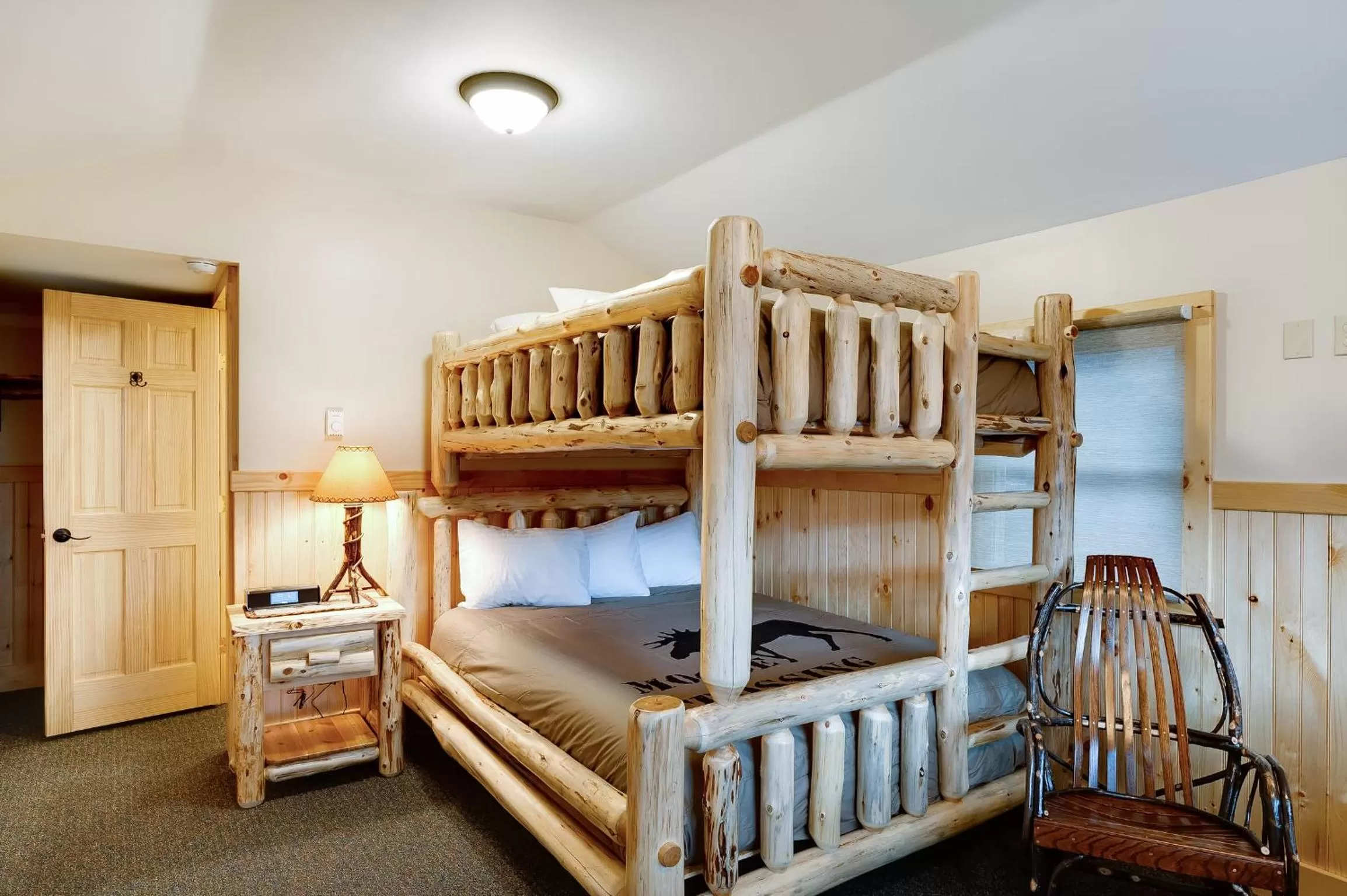 Bedroom, Bed in Cobble Mountain Lodge