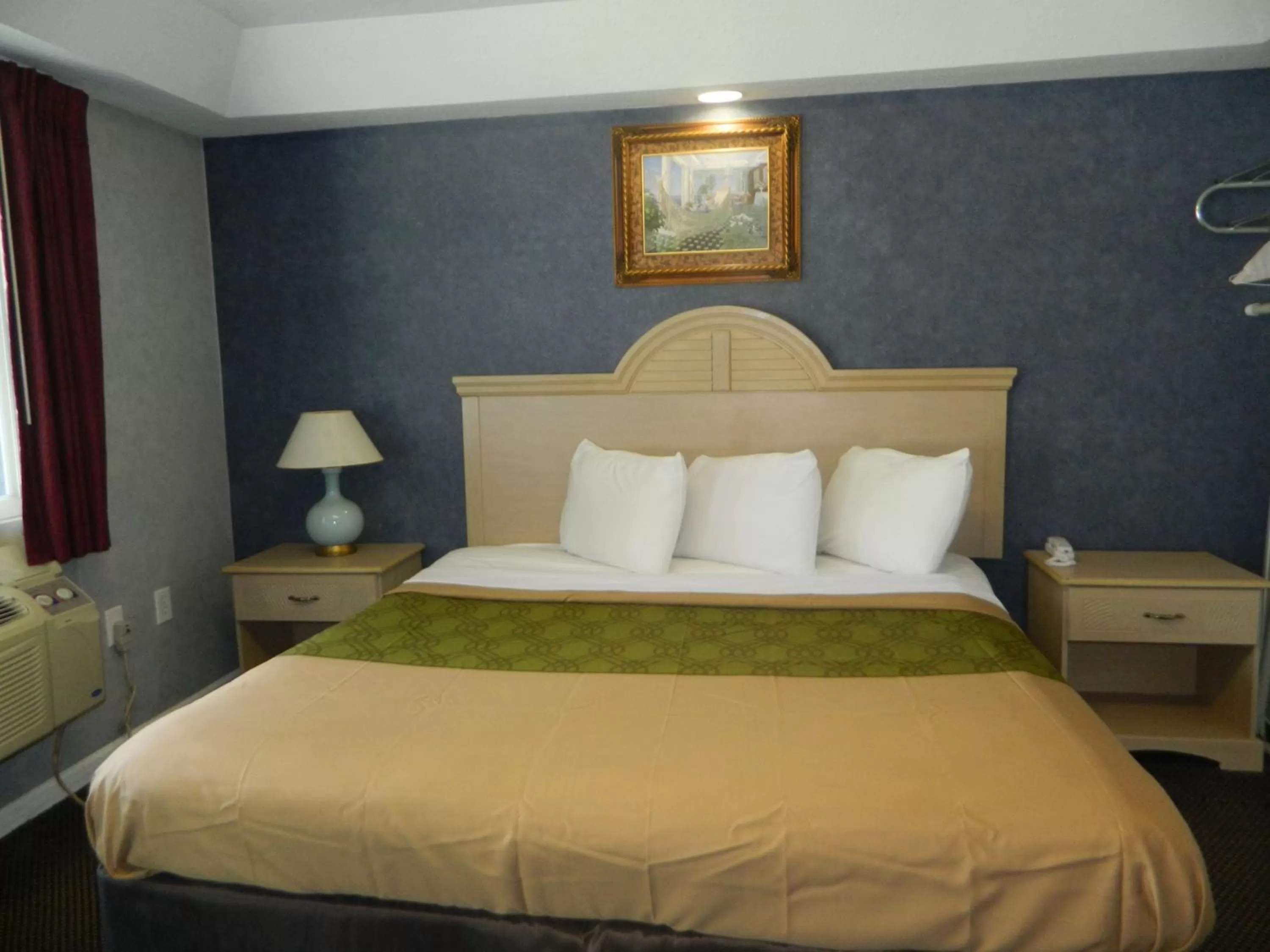 Bed in Village Inn & Suites - Smithville