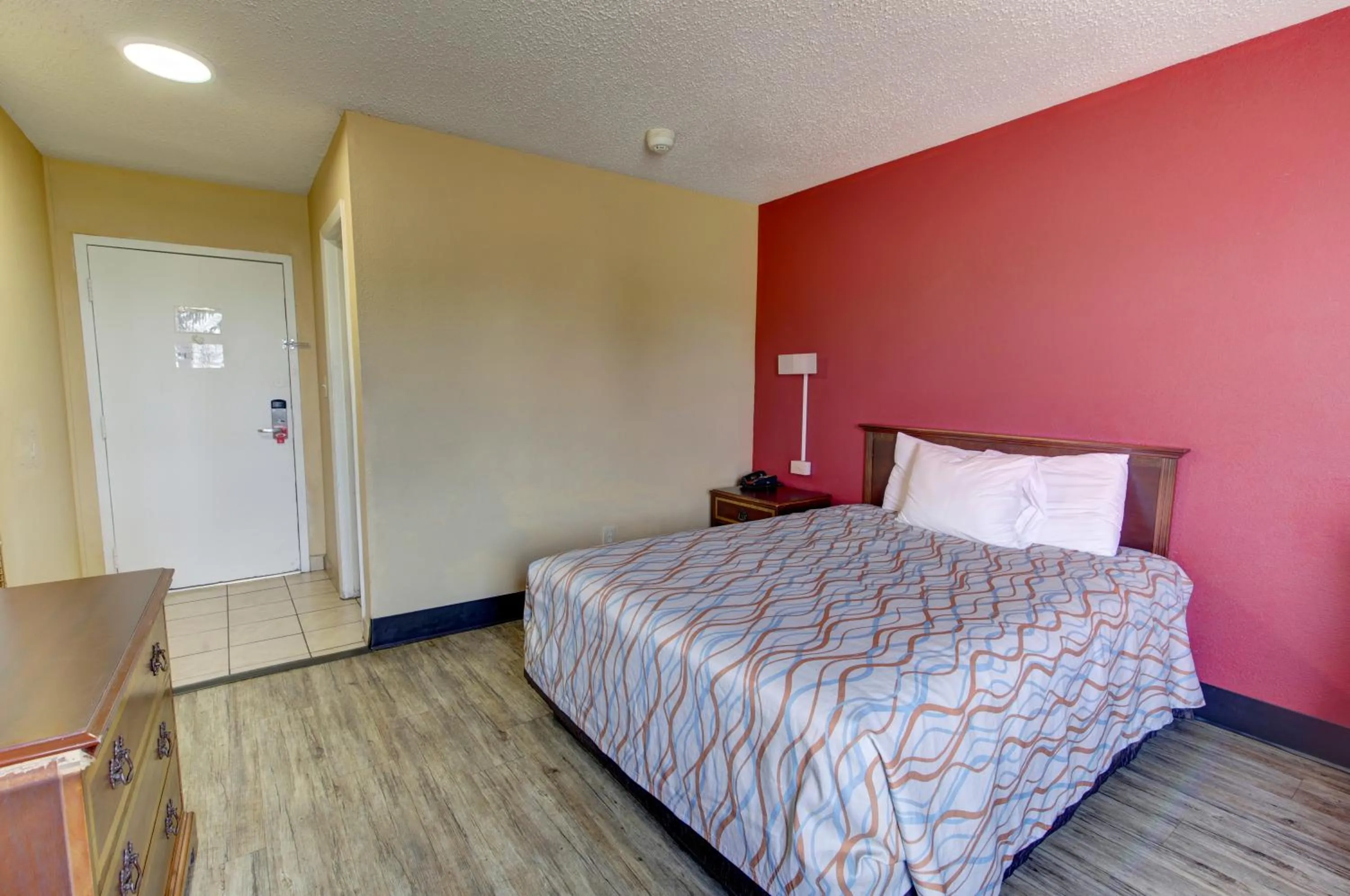 Bed in Econo Lodge Virginia Beach Town Center