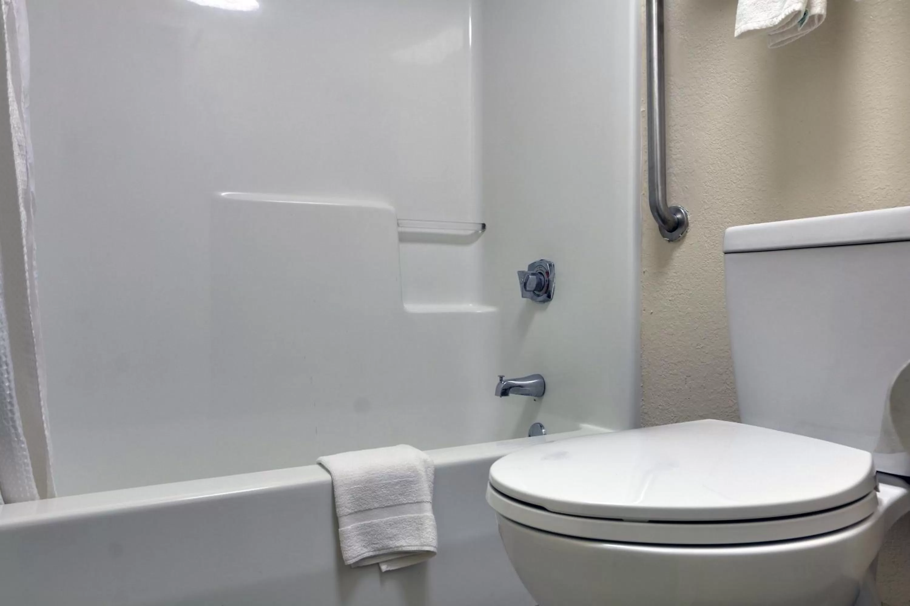 Bathroom in Baymont by Wyndham Ridgeland I-95