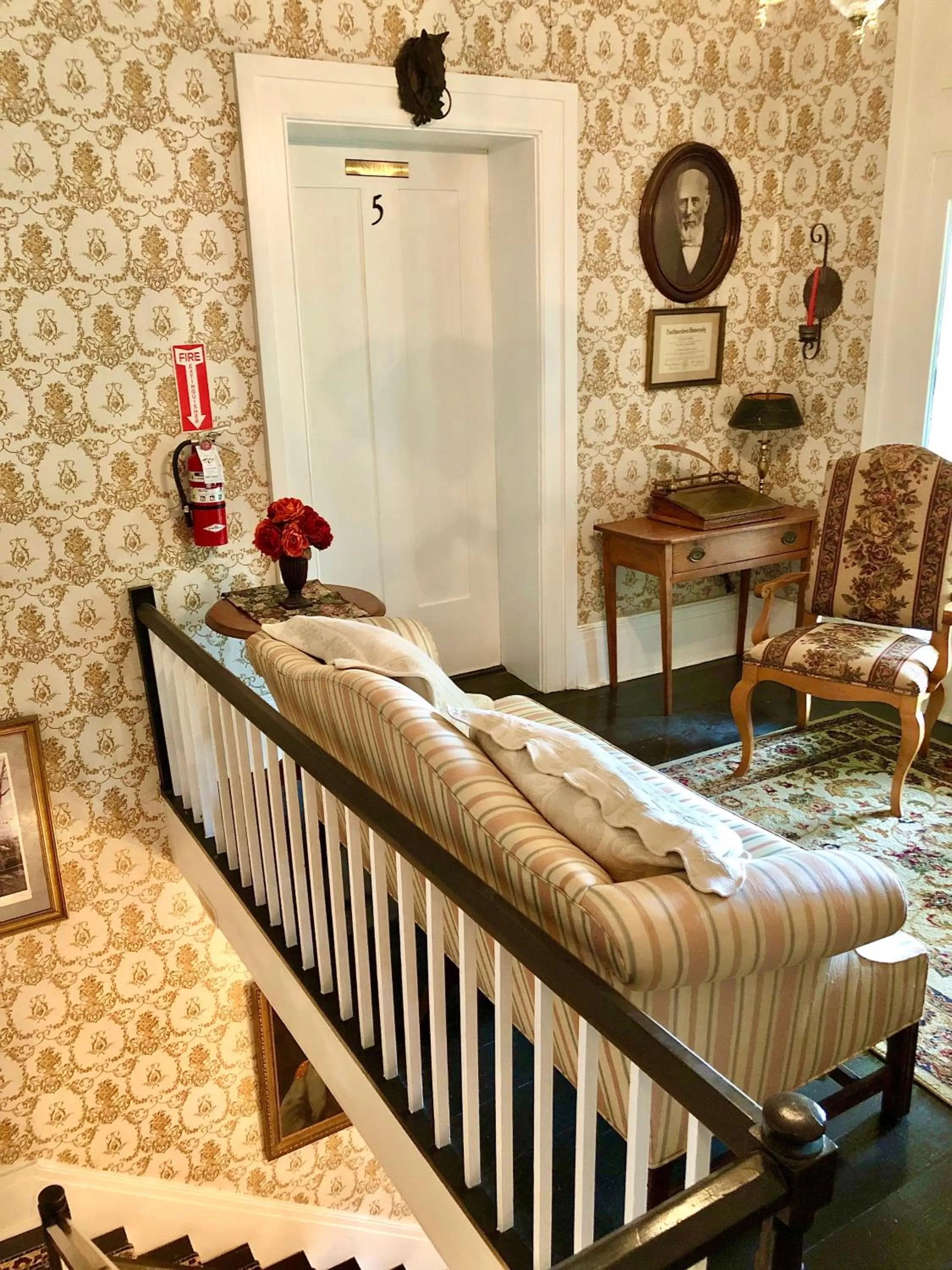 Seating area, Bed in Belmont Inn