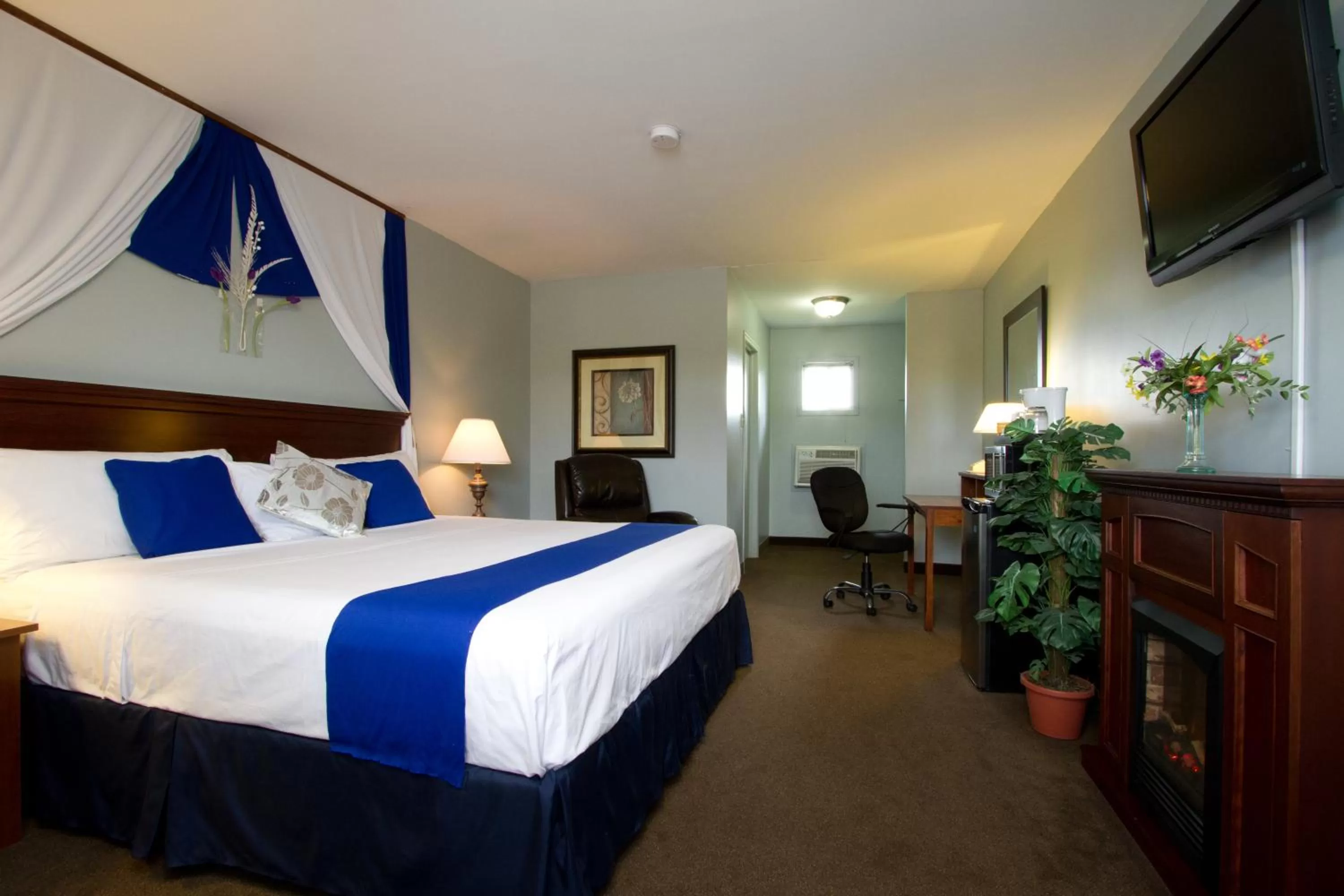 BBQ facilities, Bed in Knights Inn Lindsay