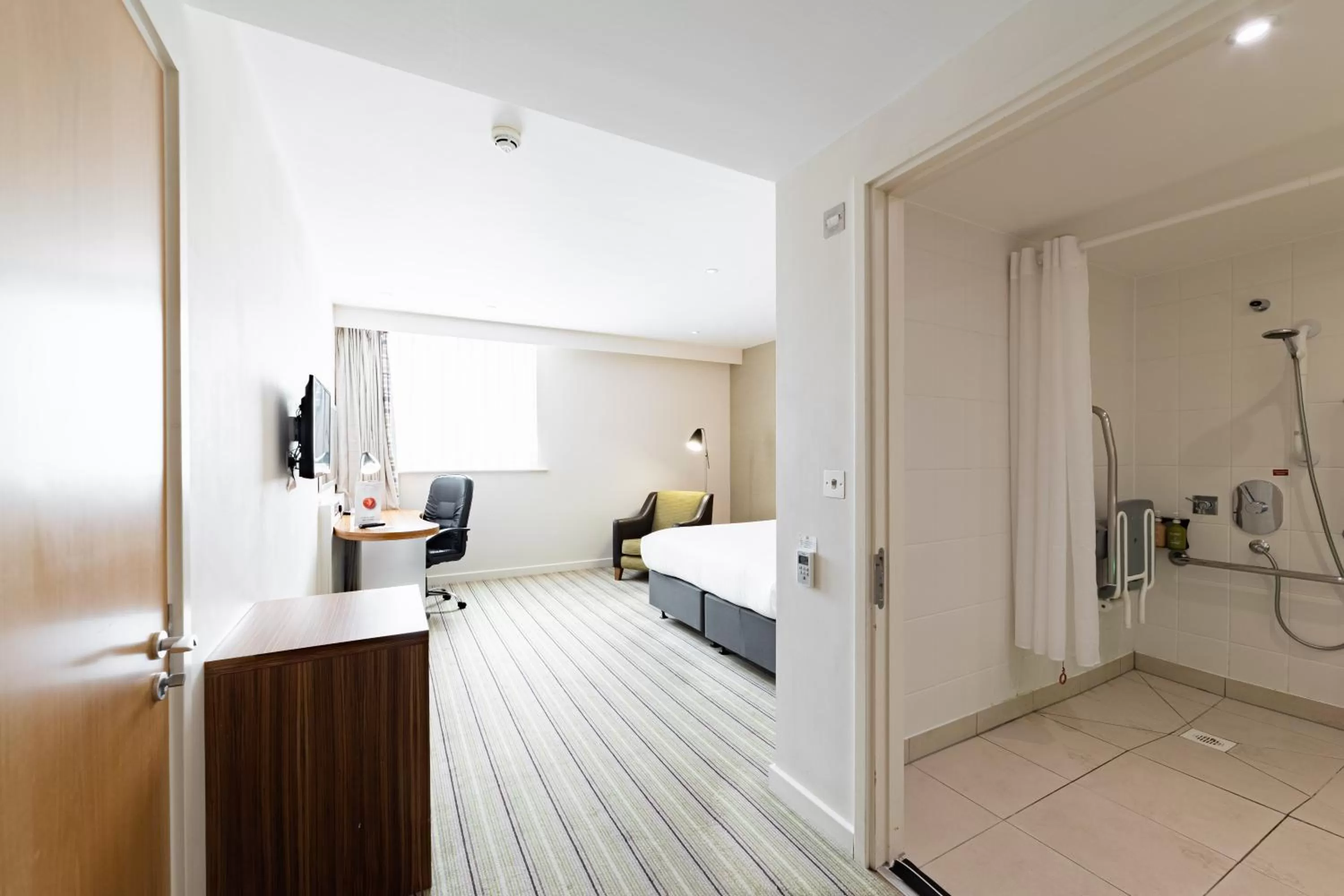 Shower, Kitchen/Kitchenette in Holiday Inn Winchester, an IHG Hotel