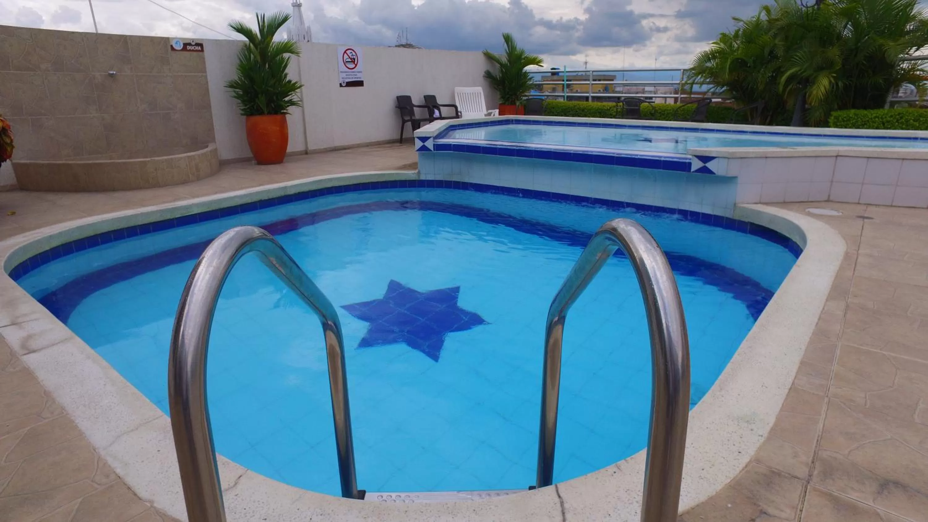 Swimming Pool in Hotel Cafe Plaza