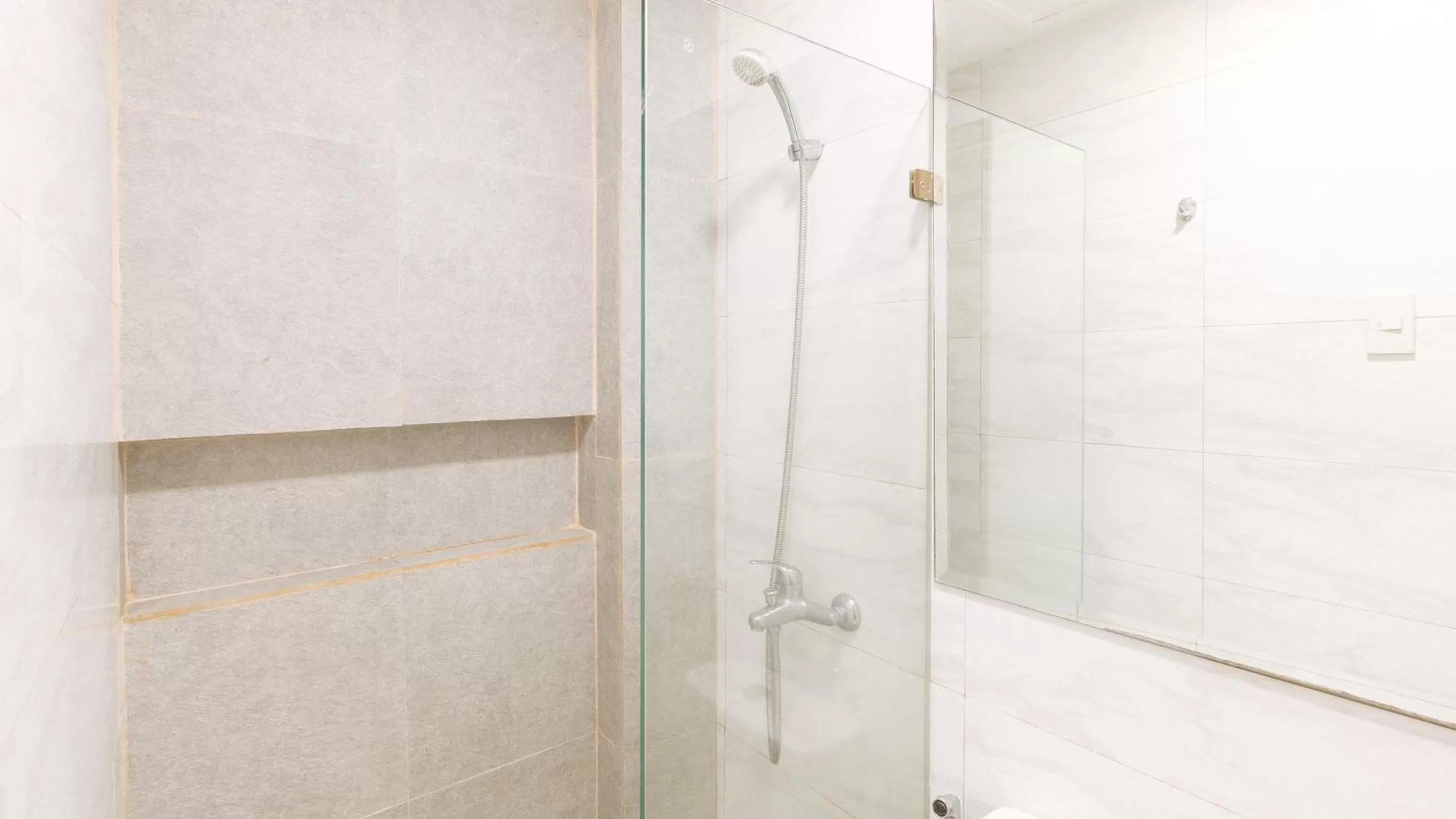 Shower in RedDoorz Plus at La Belle Residences Makati City