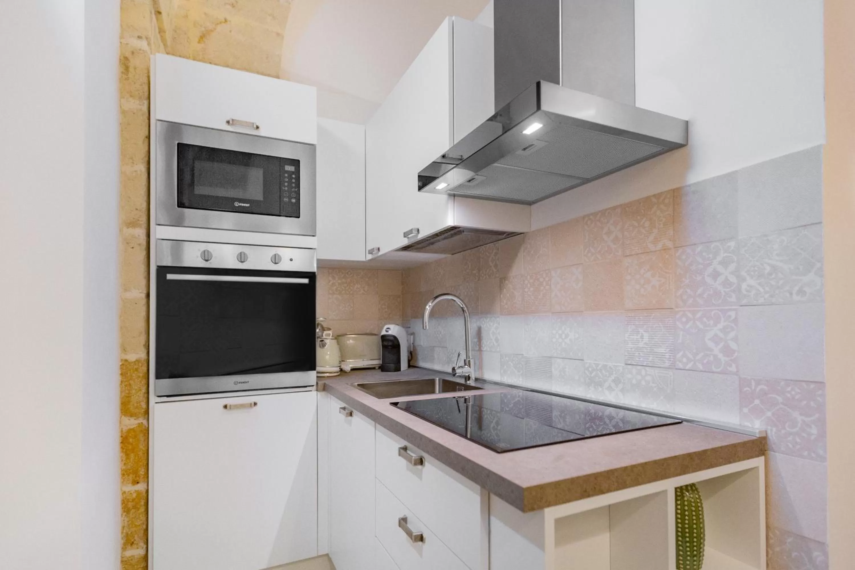 Coffee/tea facilities in Filia Solis - Old Town SUITEs & SPA