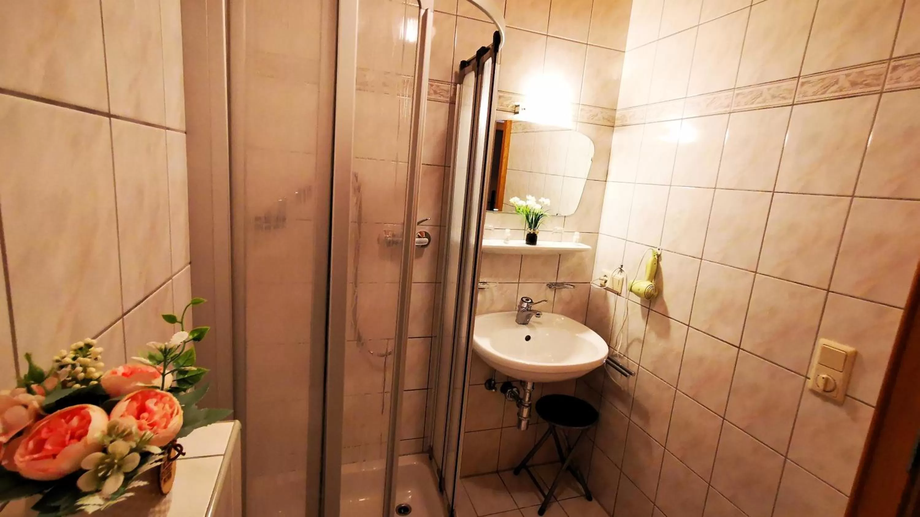 Shower, Bathroom in Gasthof Geronimo