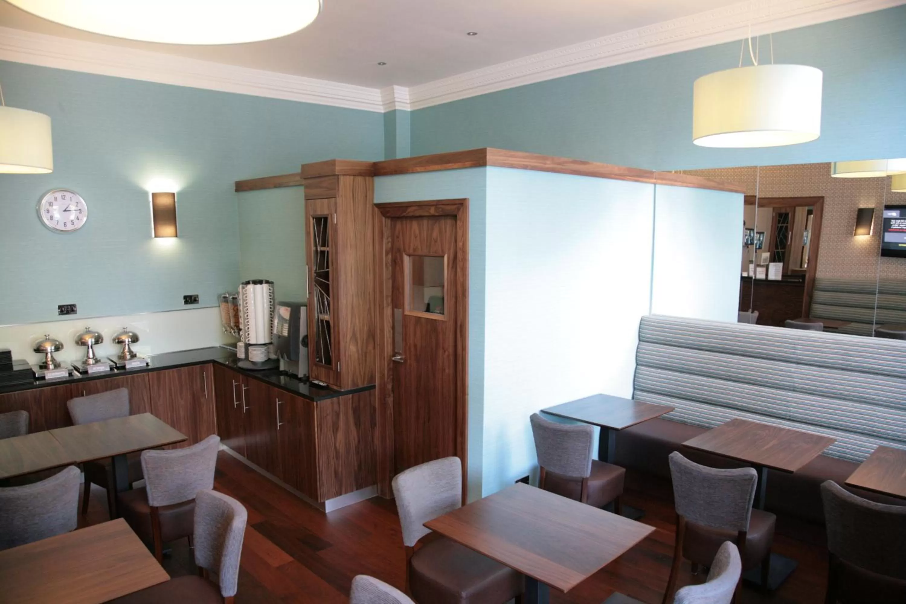 Restaurant/places to eat in Acorn Hotel