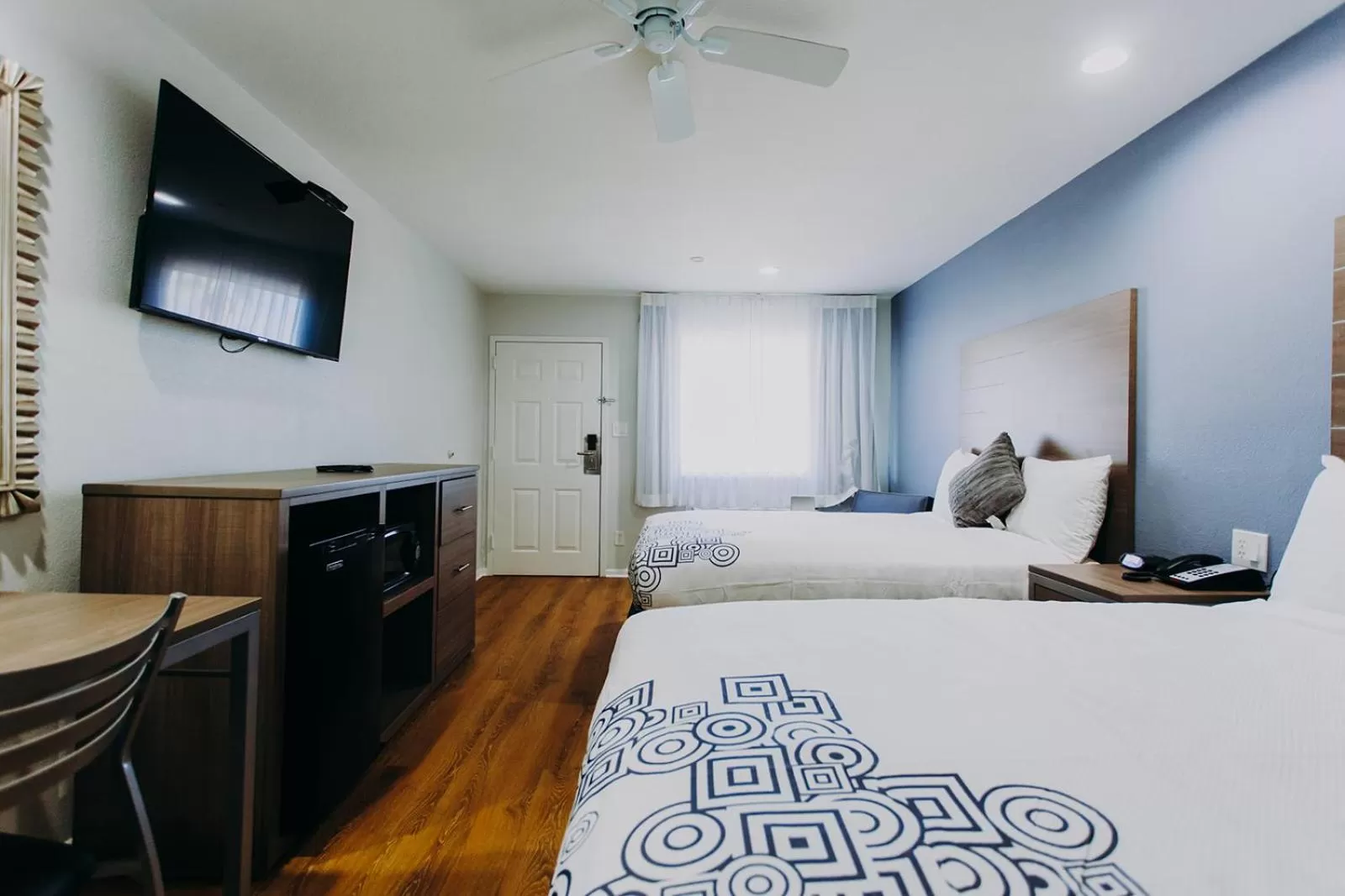 Bed in Scottish Inn & Suites - Kemah Boardwalk
