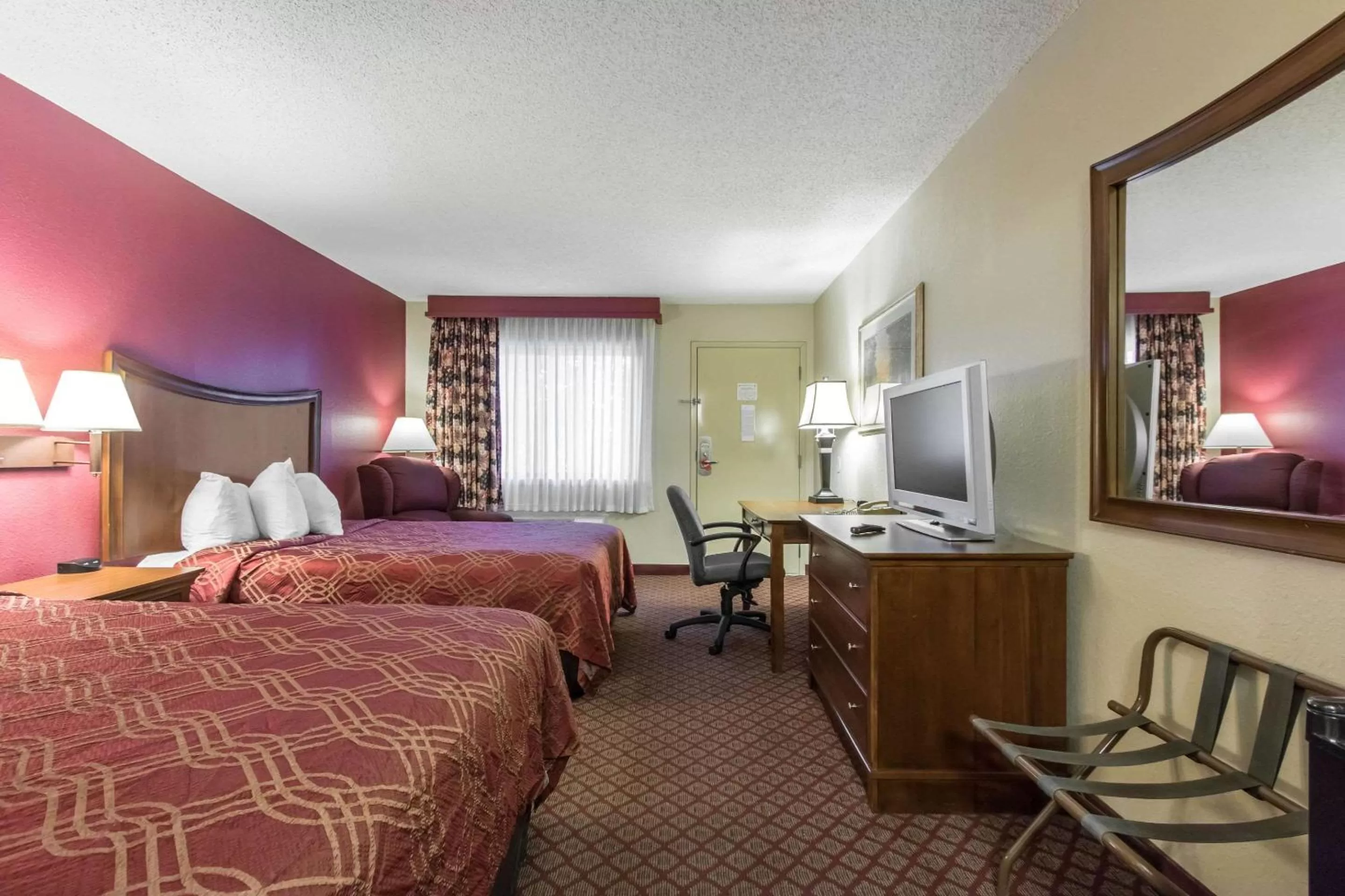 Photo of the whole room, Bed in Econo Lodge Inn & Suites Joplin