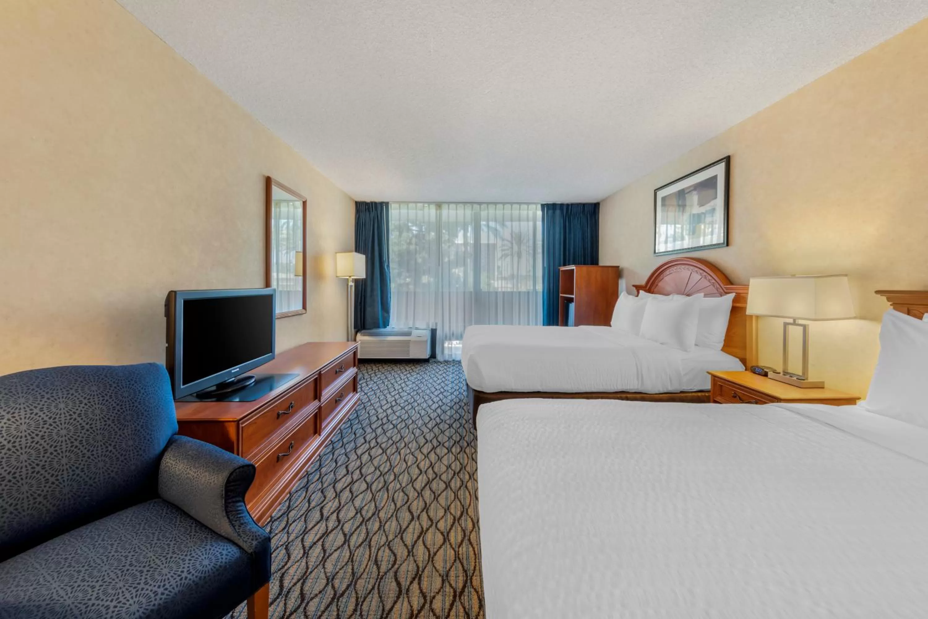 Photo of the whole room, Bed in Clarion Hotel Anaheim Resort