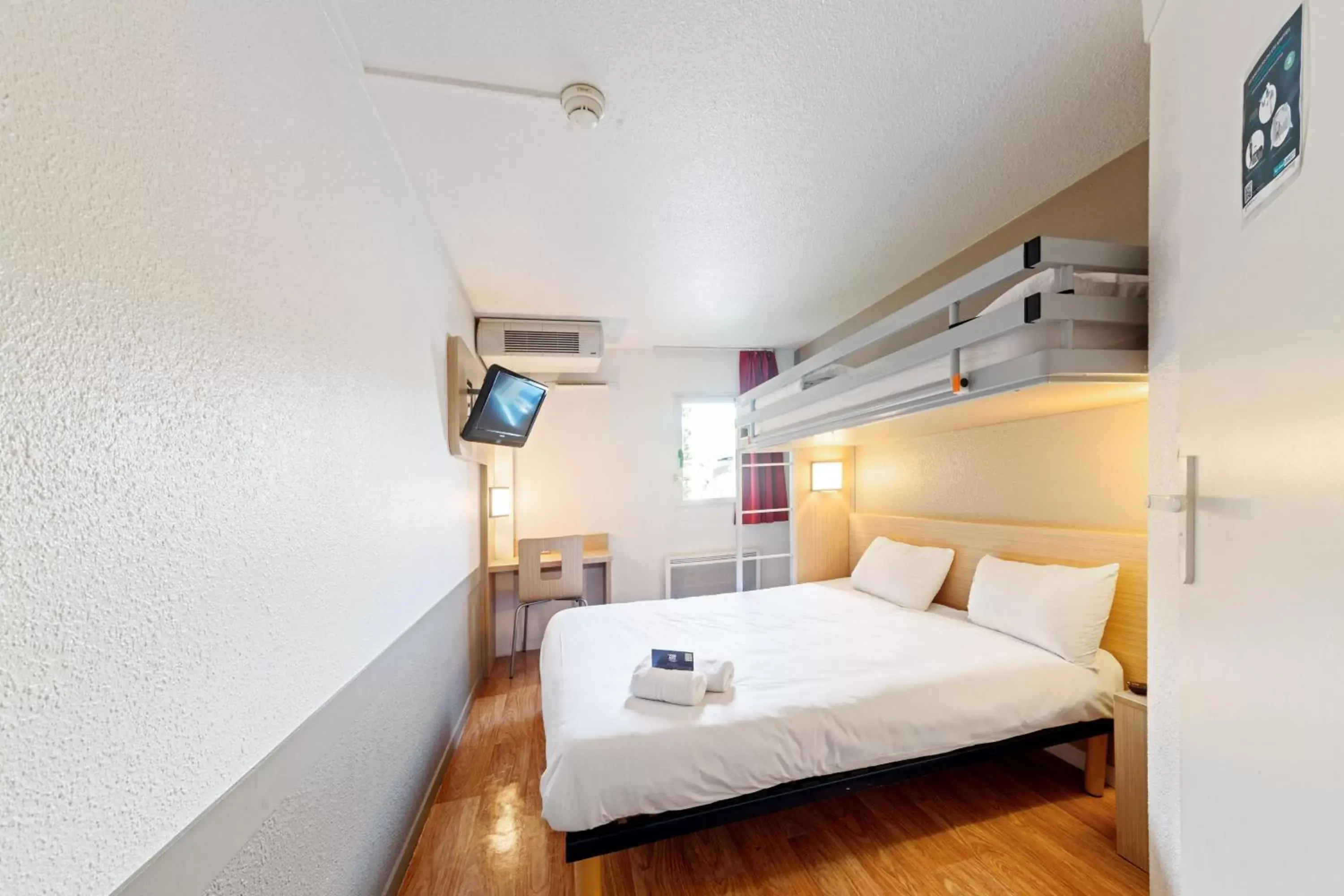 Triple Room (1 Double Bed + 1 Single Bed) in Kyriad Direct Annemasse - Genève Triple Room (1 Double Bed + 1 Single Bed) in Kyriad Direct Annemasse - Genève