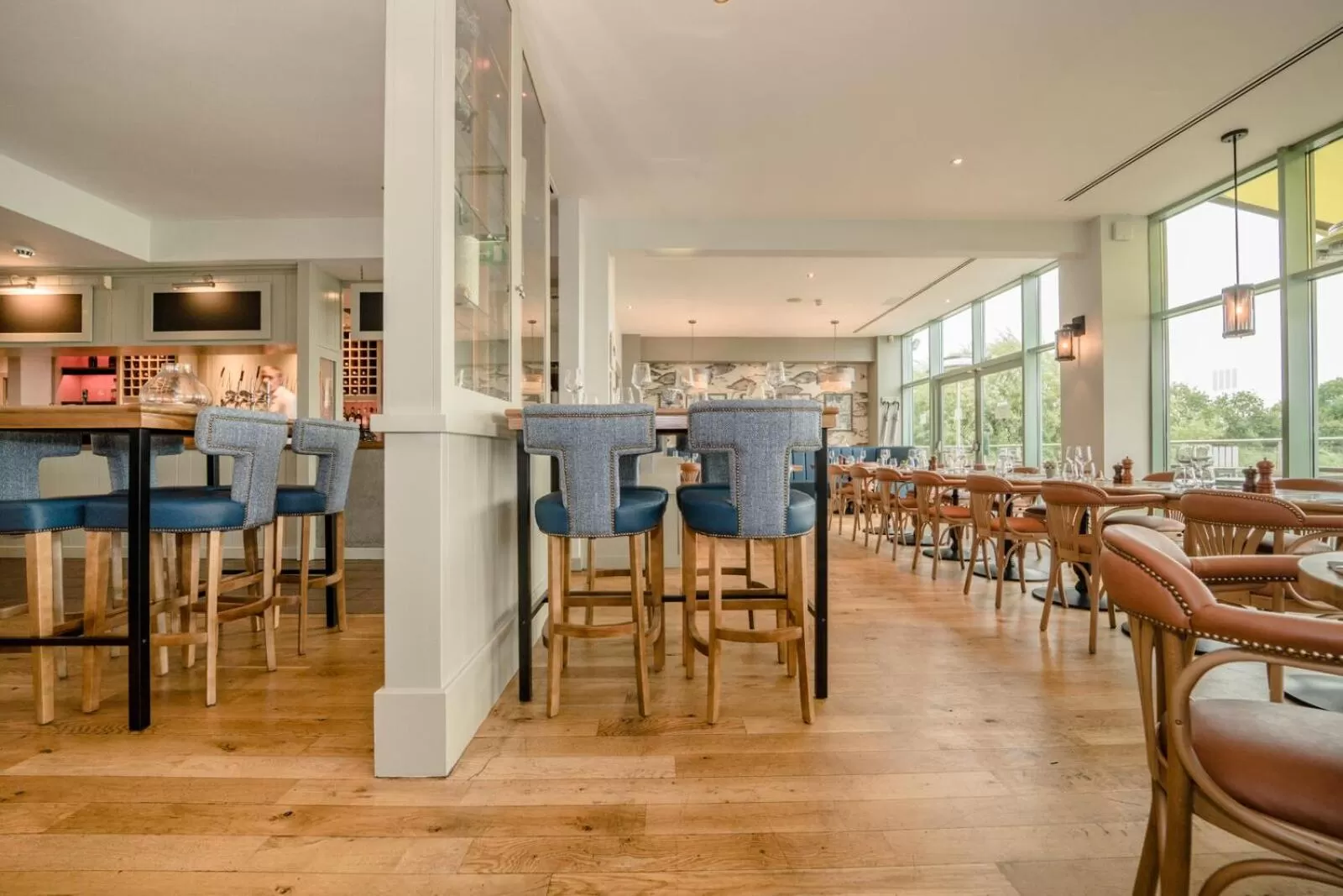 Lounge or bar in De Vere Cotswold Water Park