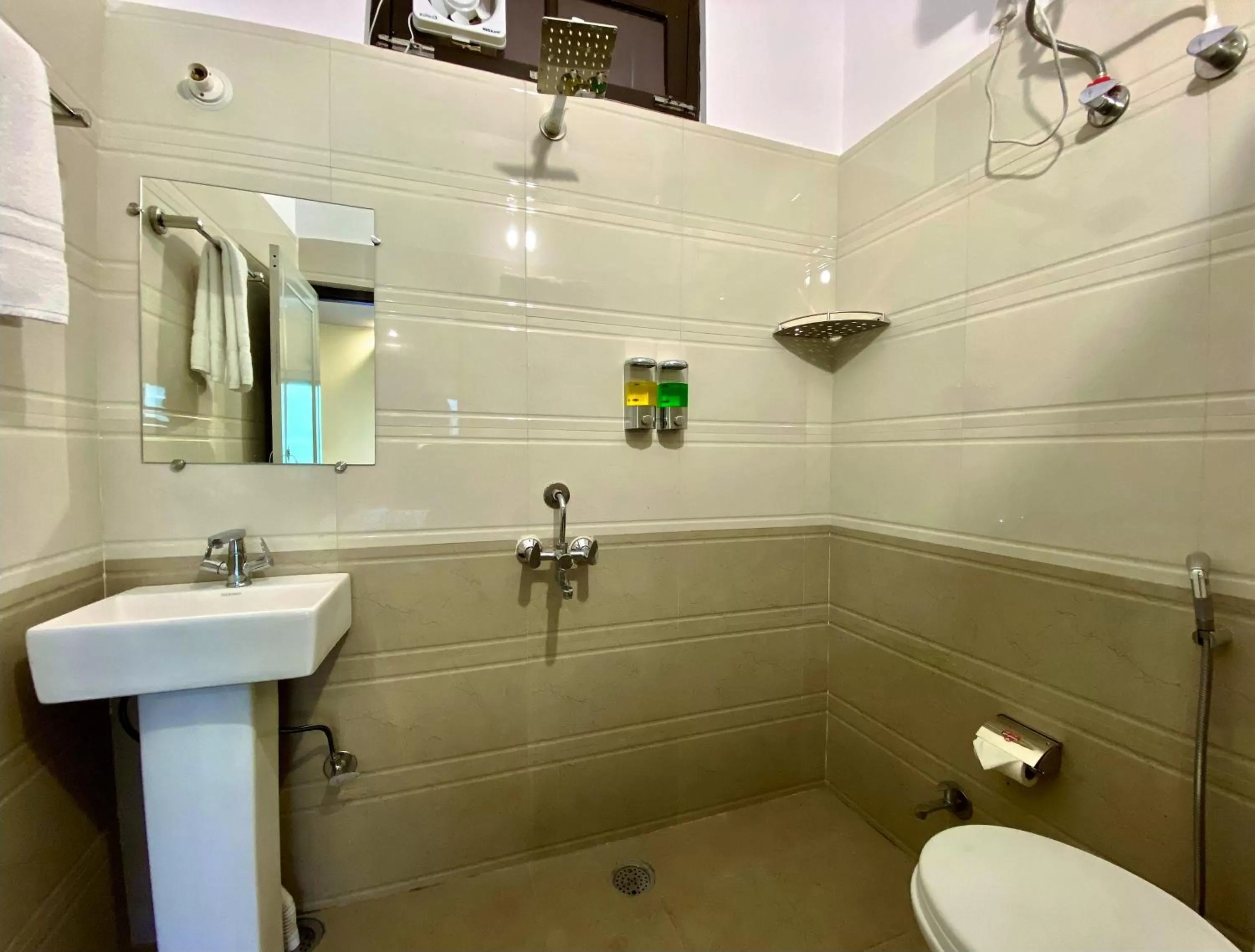 Shower in Tapovan New Residency - 5 minutes walk to Laxman jhula
