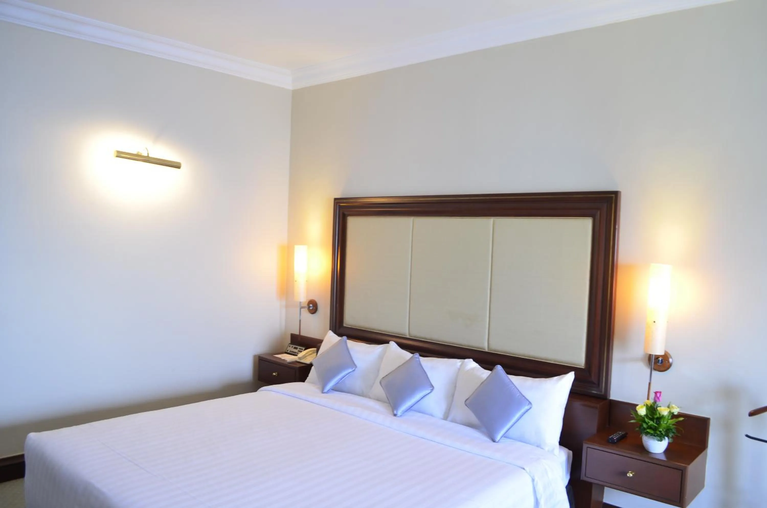 Bedroom, Bed in Hotel Cambodiana