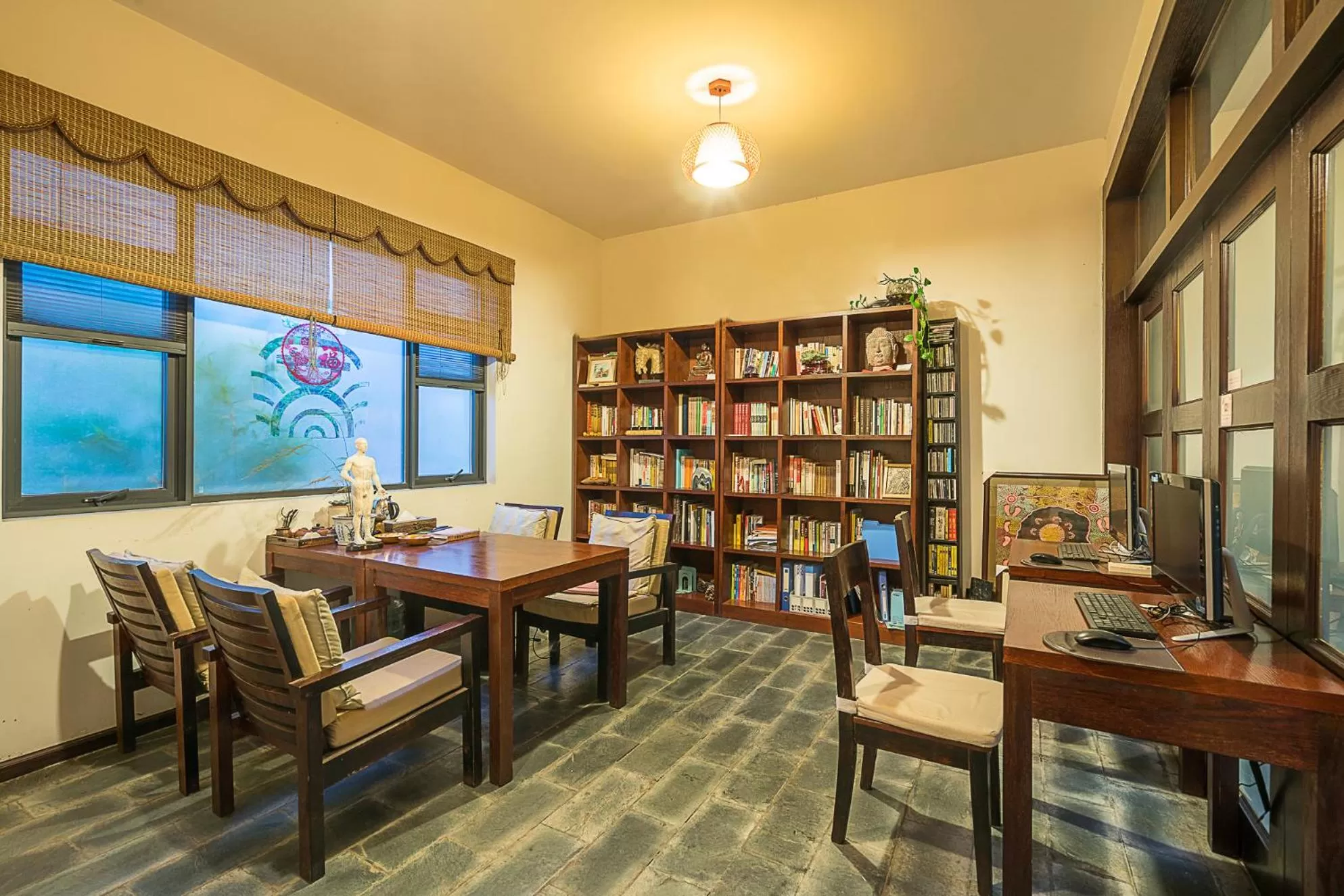 Library in Dali Yanyuan Mountain Retreat