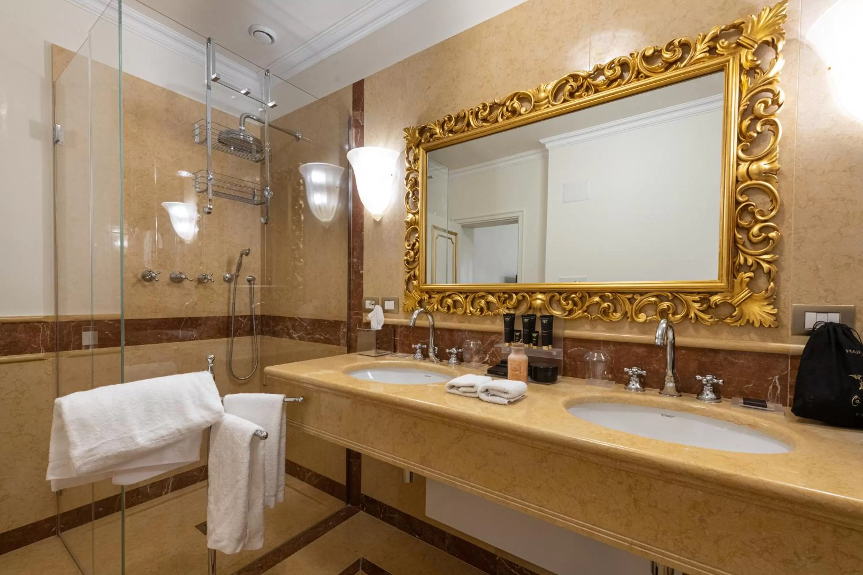 Bathroom in Ca' Bonfadini Historic Experience