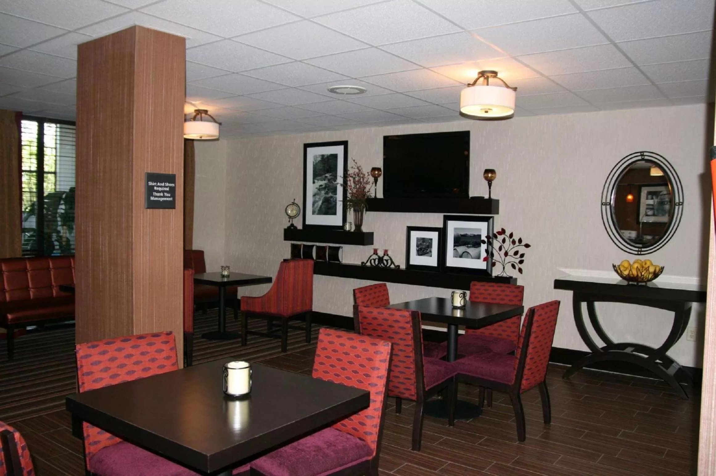 Dining area in Hampton Inn by Hilton Clarksville